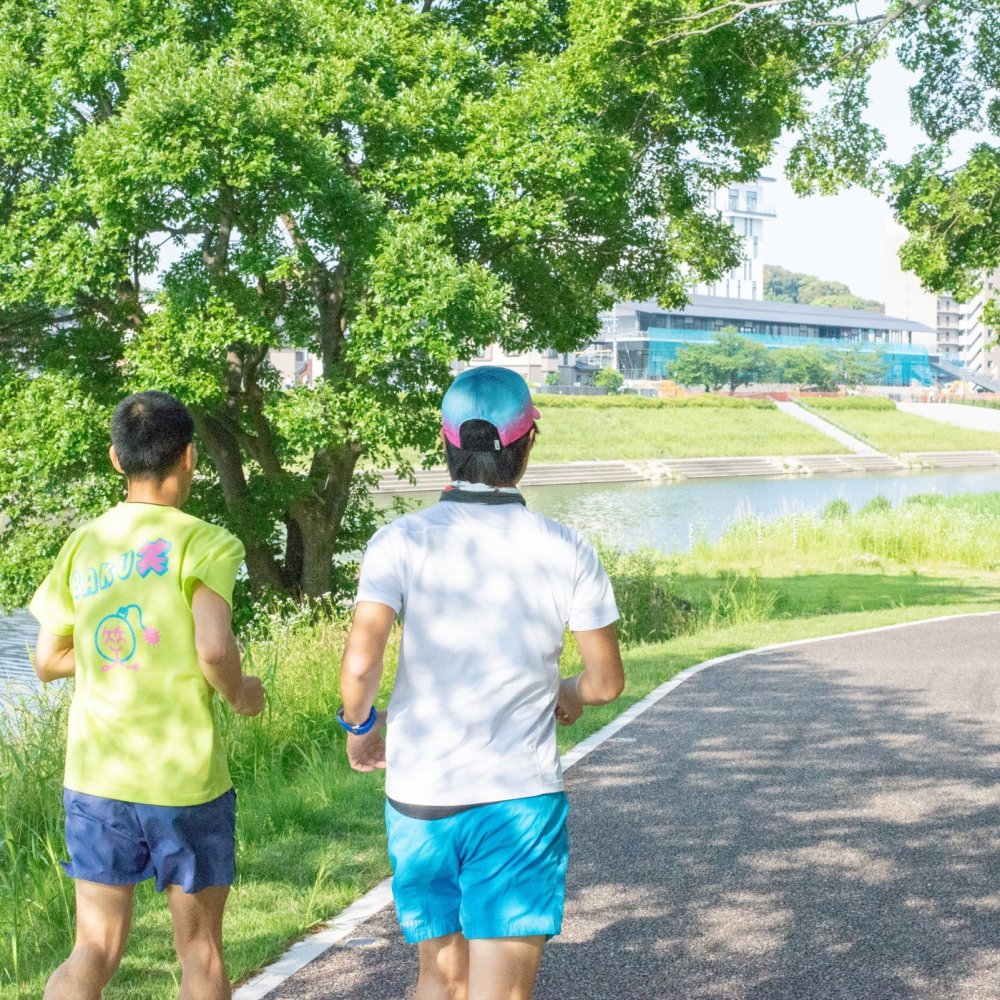 乙川でランニングを楽しむ様子