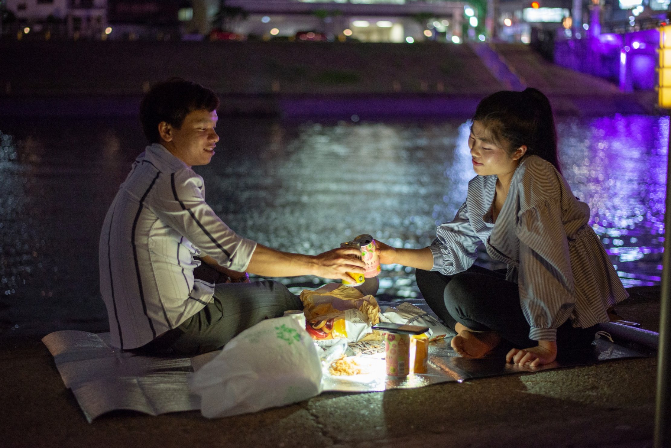 乙川でナイトピクニックを楽しむ様子