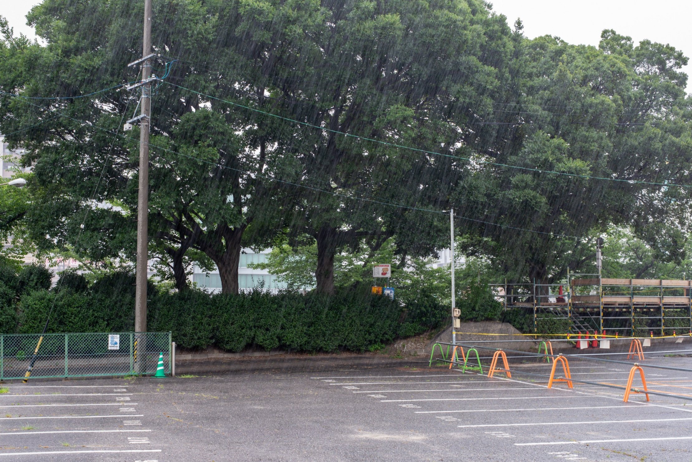 リバーベース見た雨が降ってきた外の様子
