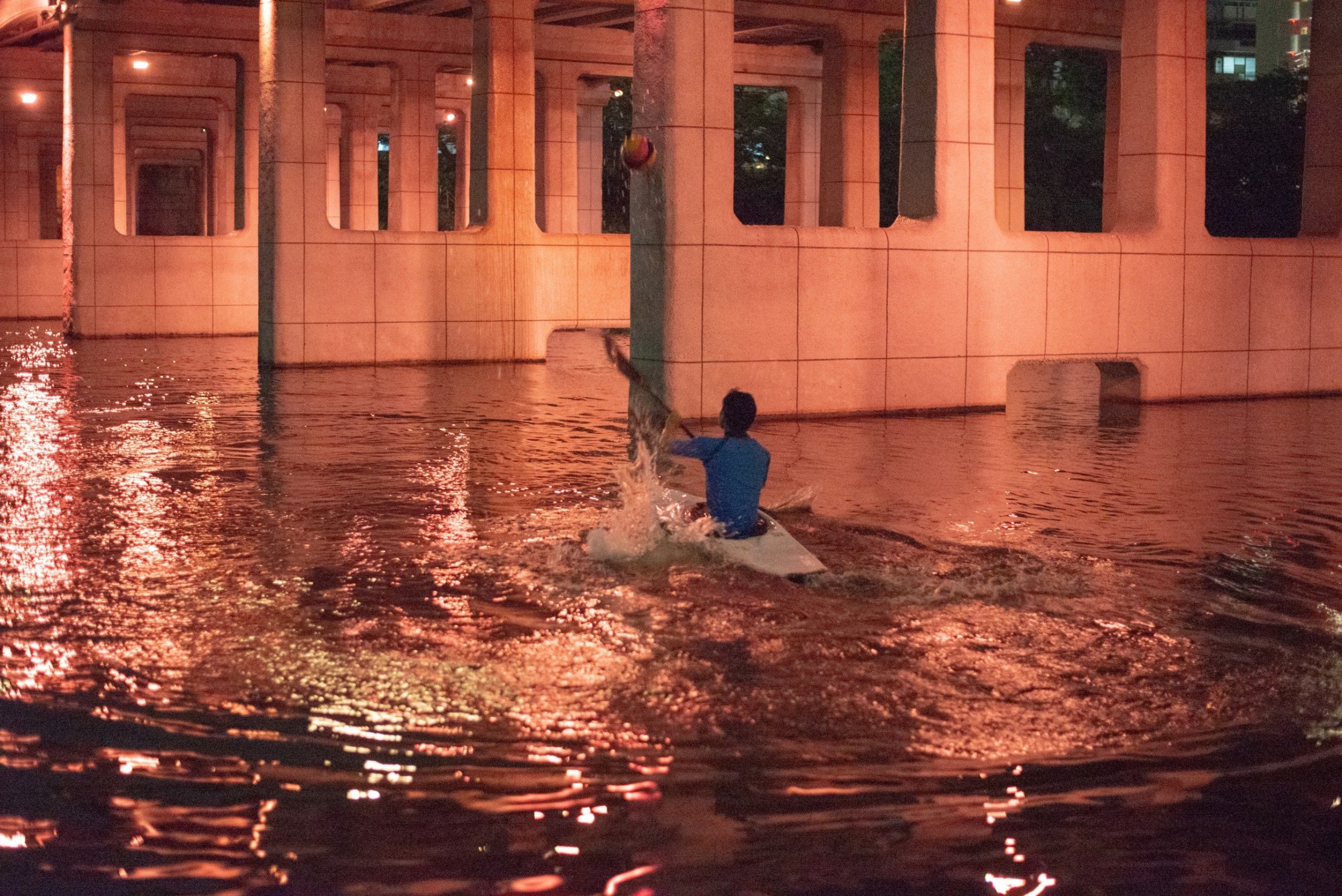 殿橋のライトアップを活用してカヌーポロのトレーニングをしている様子