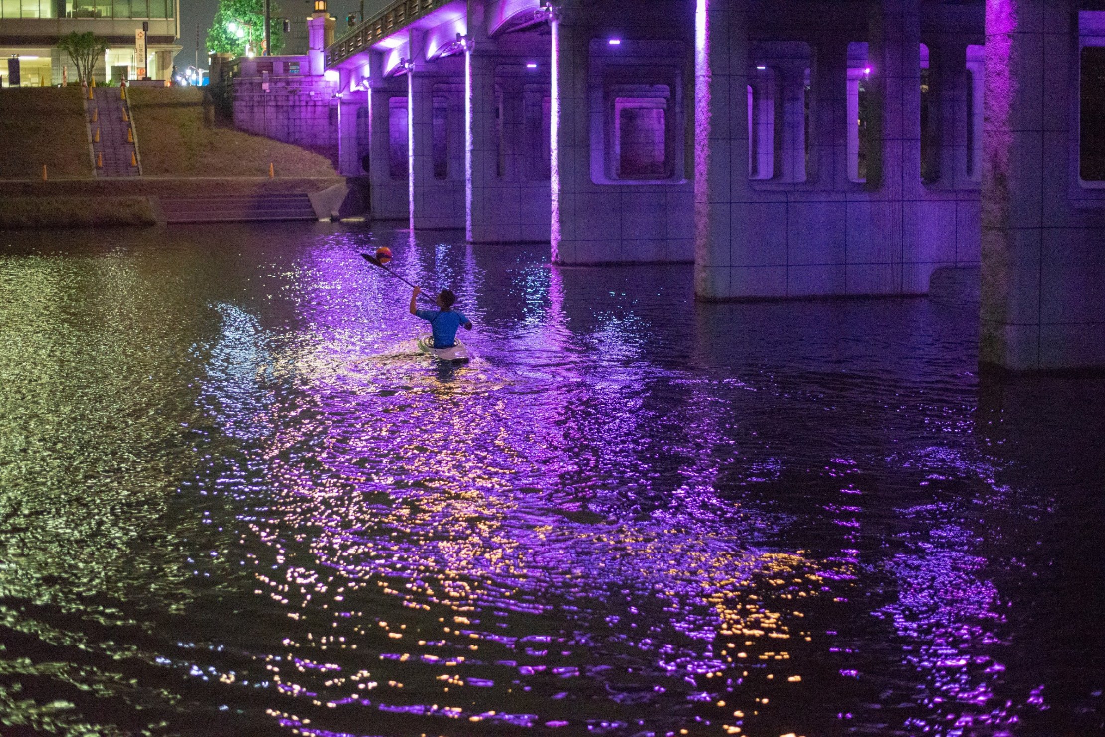 殿橋のライトアップを活用してカヌーポロのトレーニングをしている様子