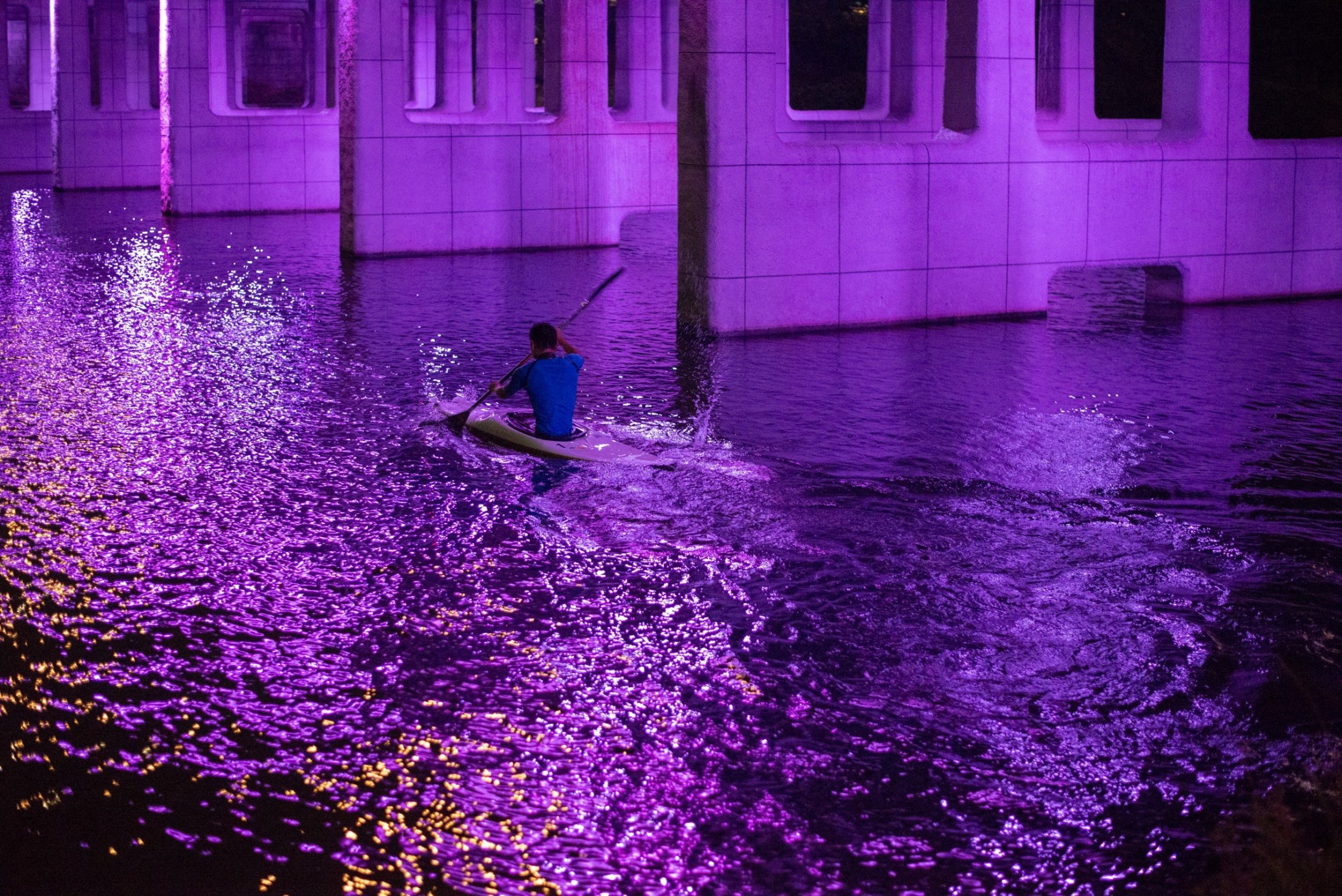 殿橋のライトアップを活用してカヌーポロのトレーニングをしている様子