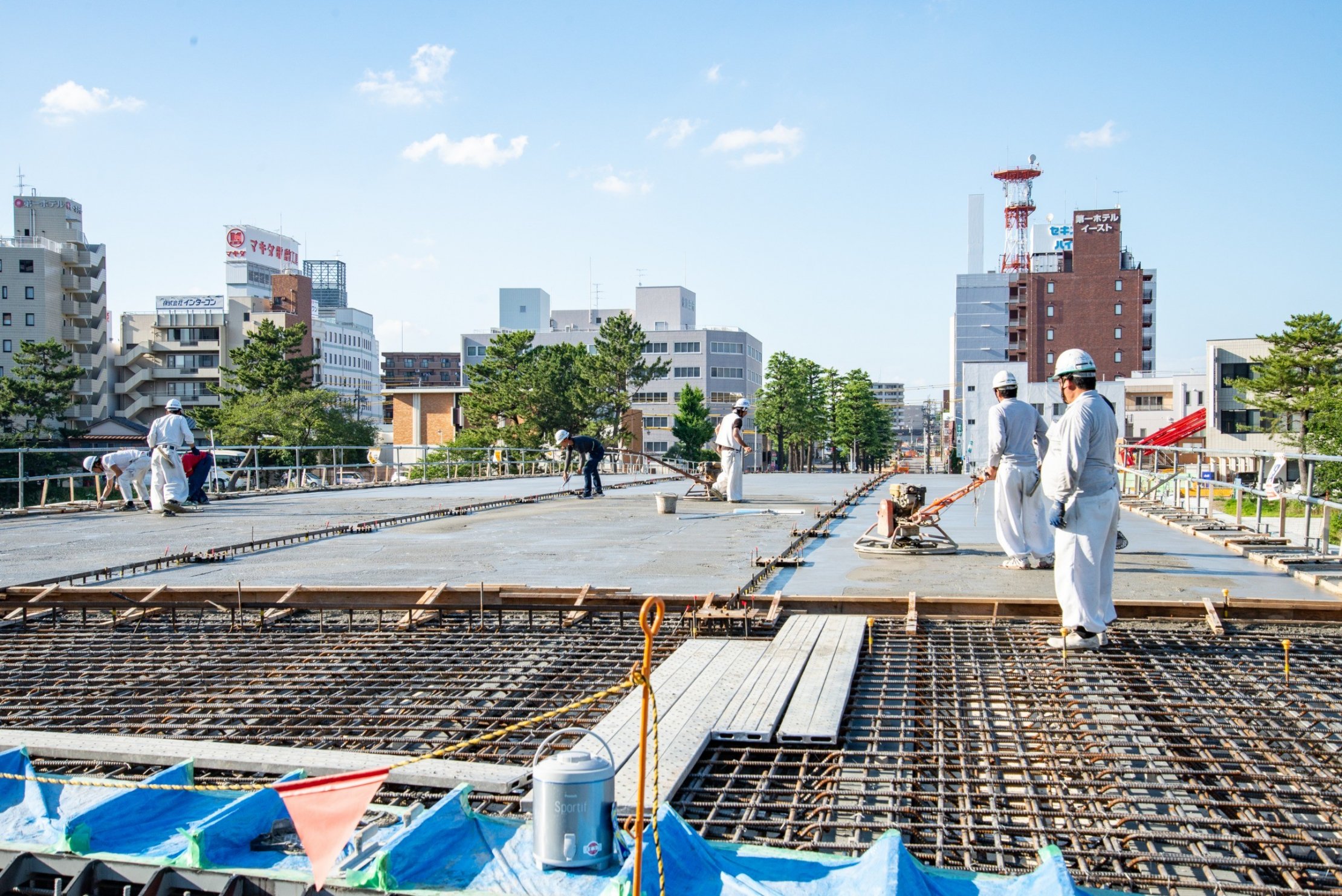 桜城橋のコンクリートをならしている様子