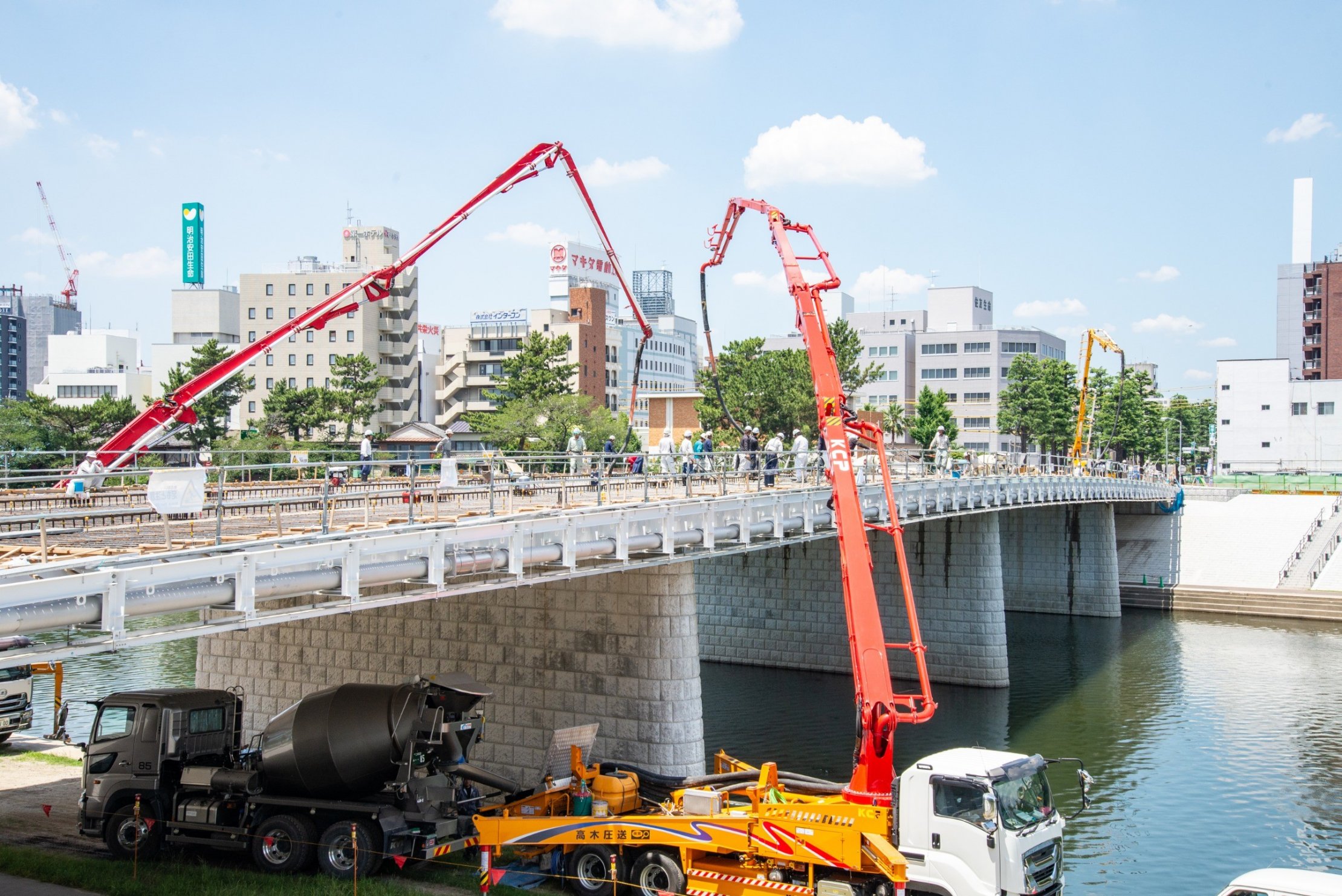 桜城橋にコンクリートを流し込む作業の様子