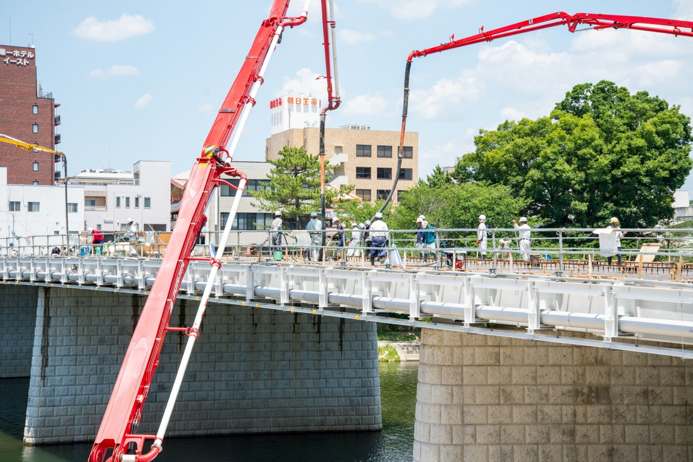 桜城橋にコンクリートを流し込む作業の様子
