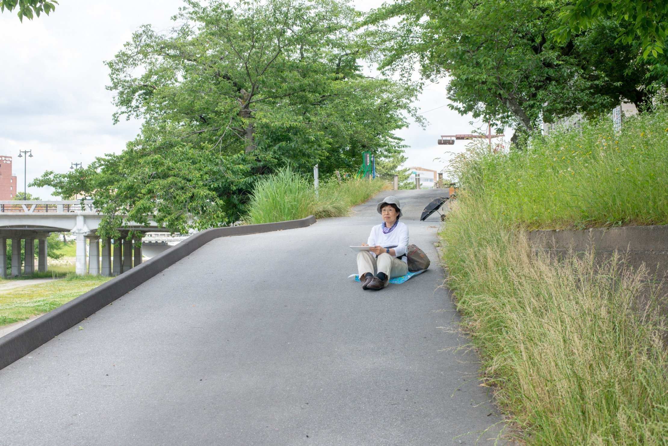 乙川でスケッチを楽しむ人