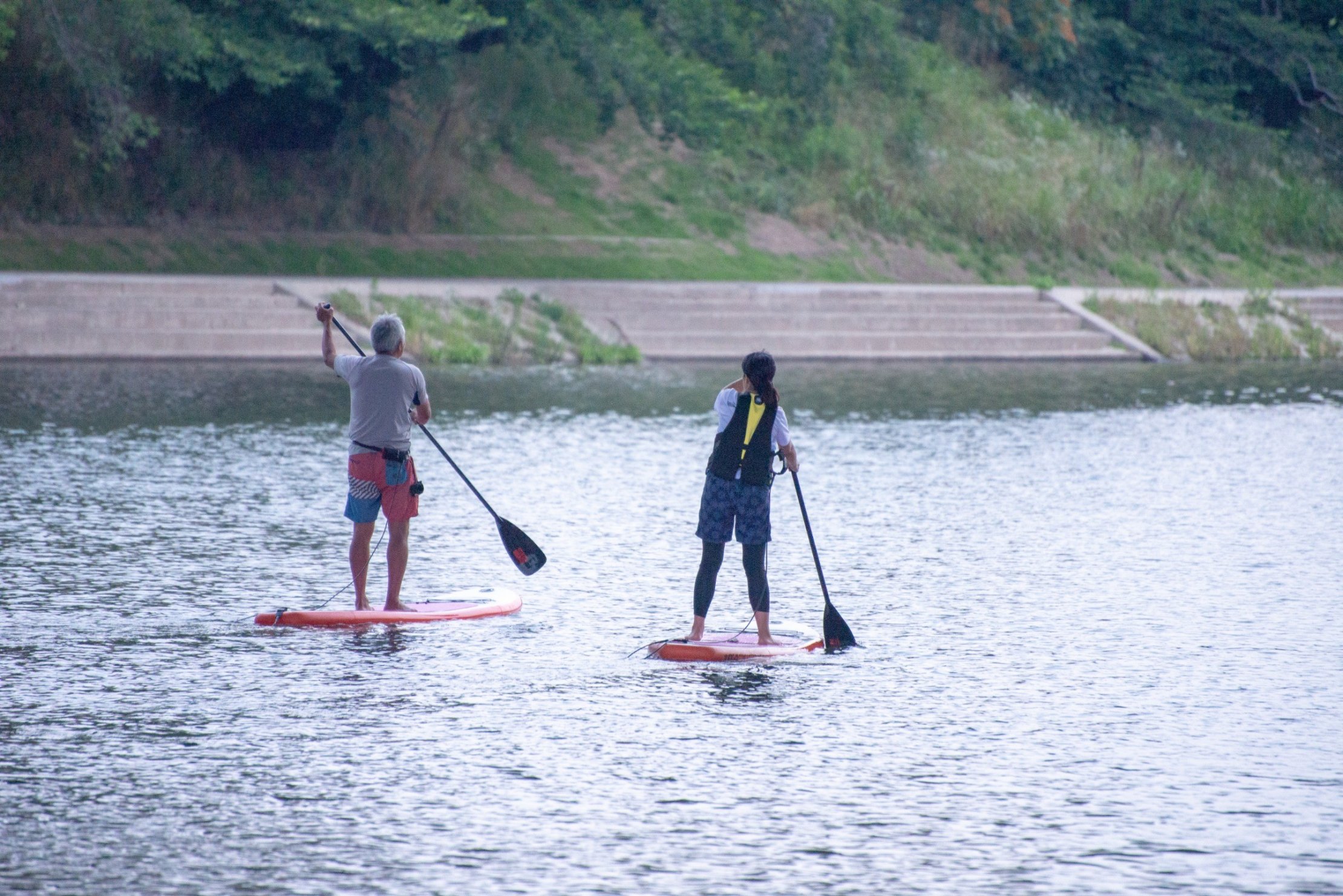 乙川でSUPを楽しむ人々