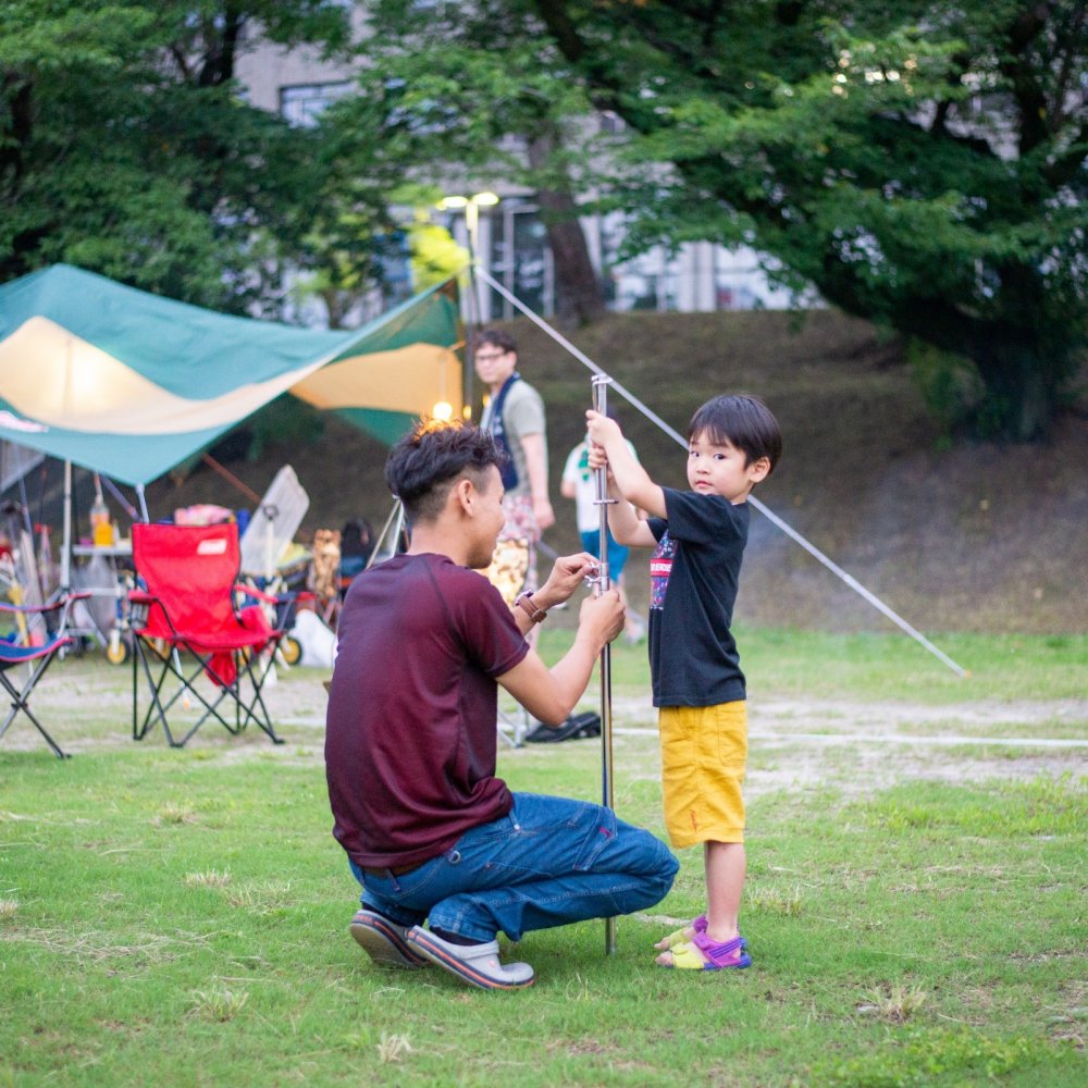 乙川でキャンプを楽しむ親子