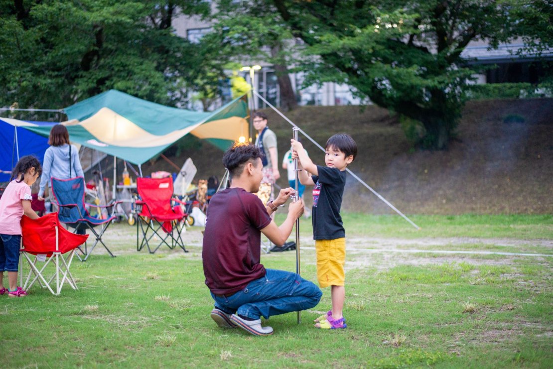 乙川でキャンプを楽しむ親子