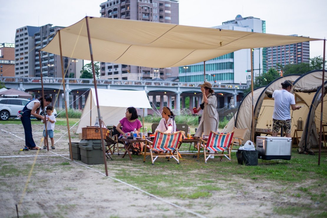 乙川でキャンプを楽しむ人たち