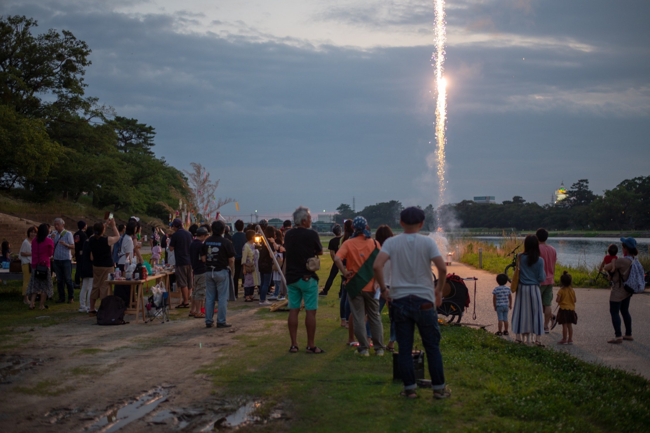乙川河川敷で花火をする様子