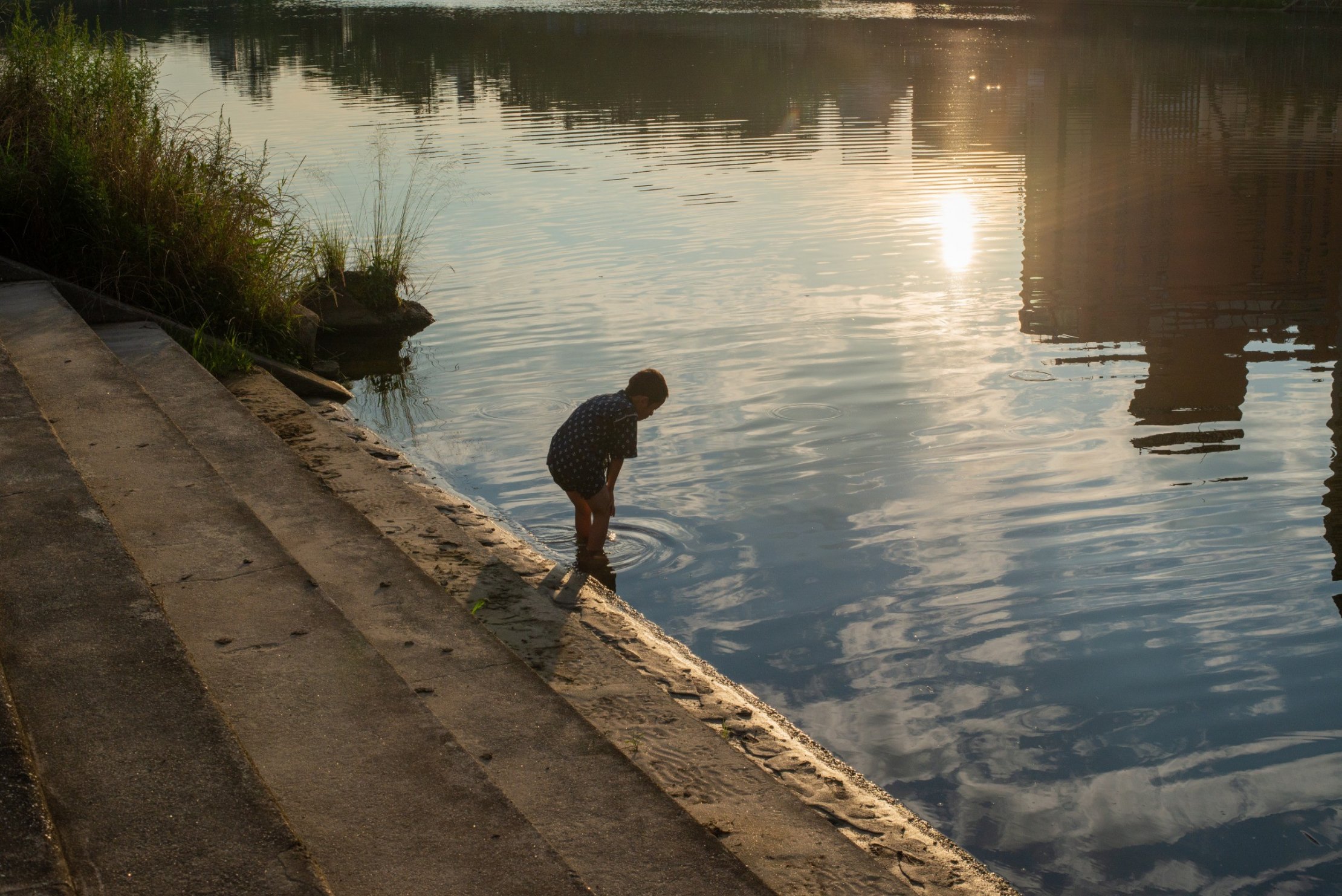 川で遊ぶ子ども