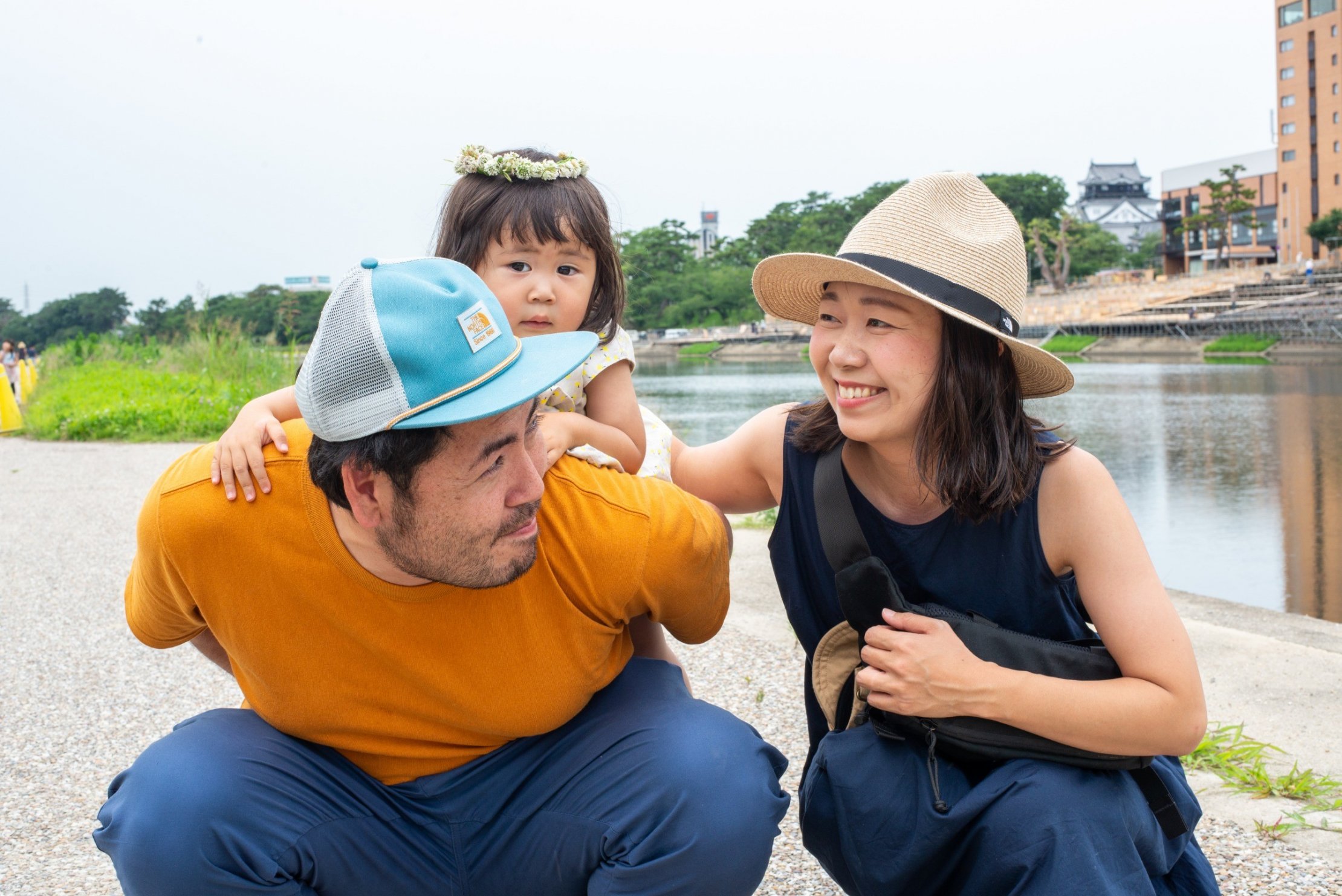 草の縁を楽しむ親子