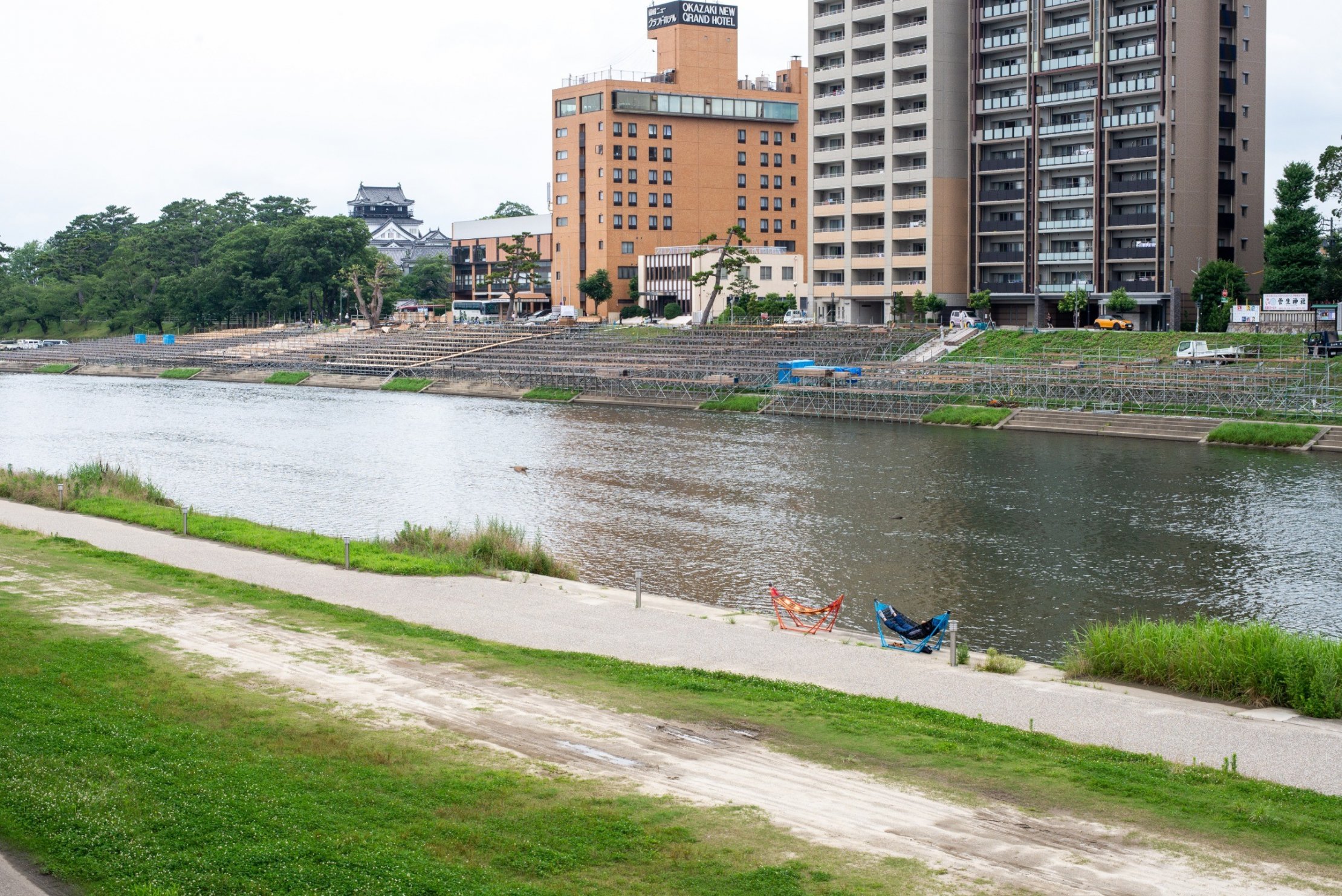 乙川でハンモックで昼寝をする人