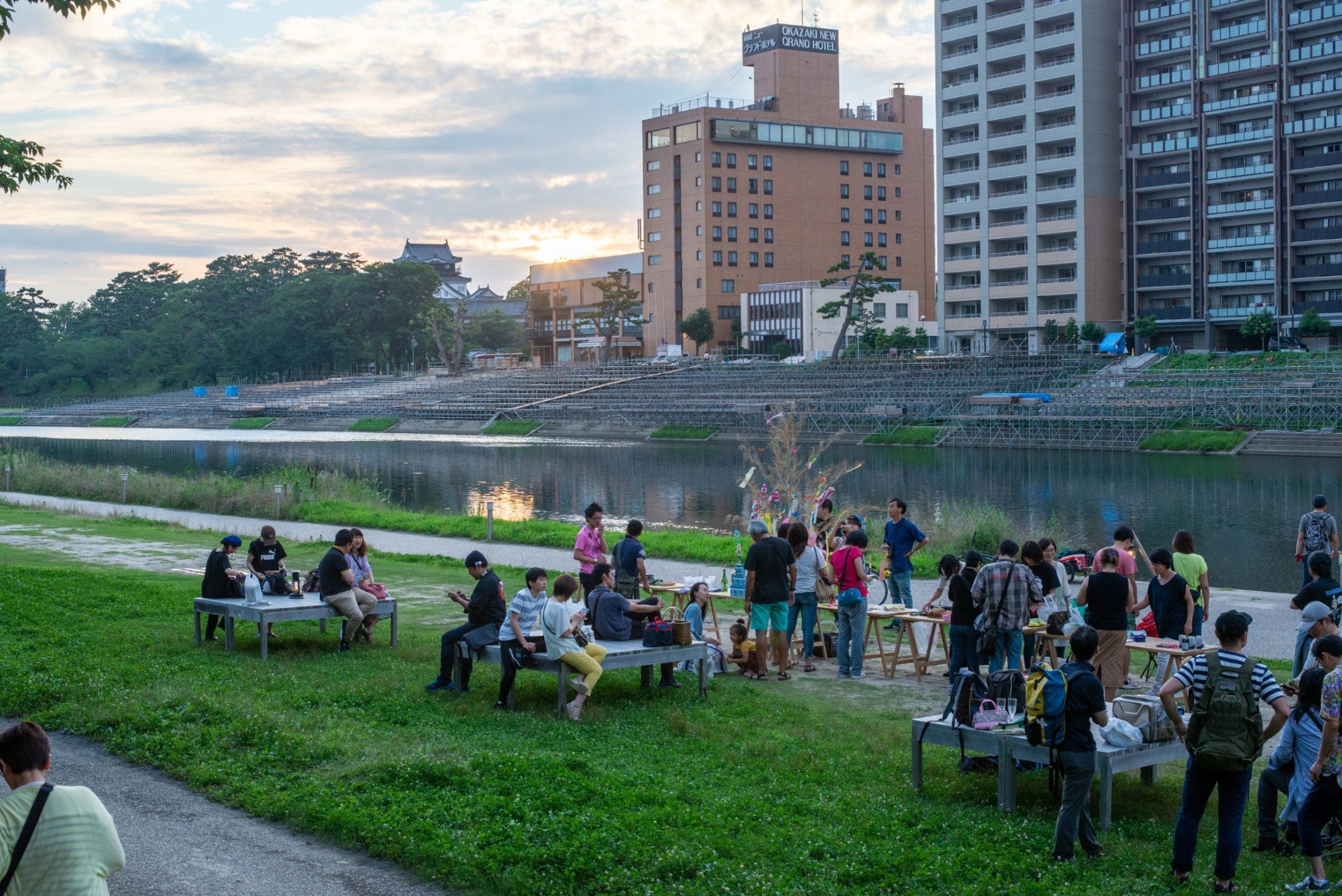水辺で乾杯の準備中