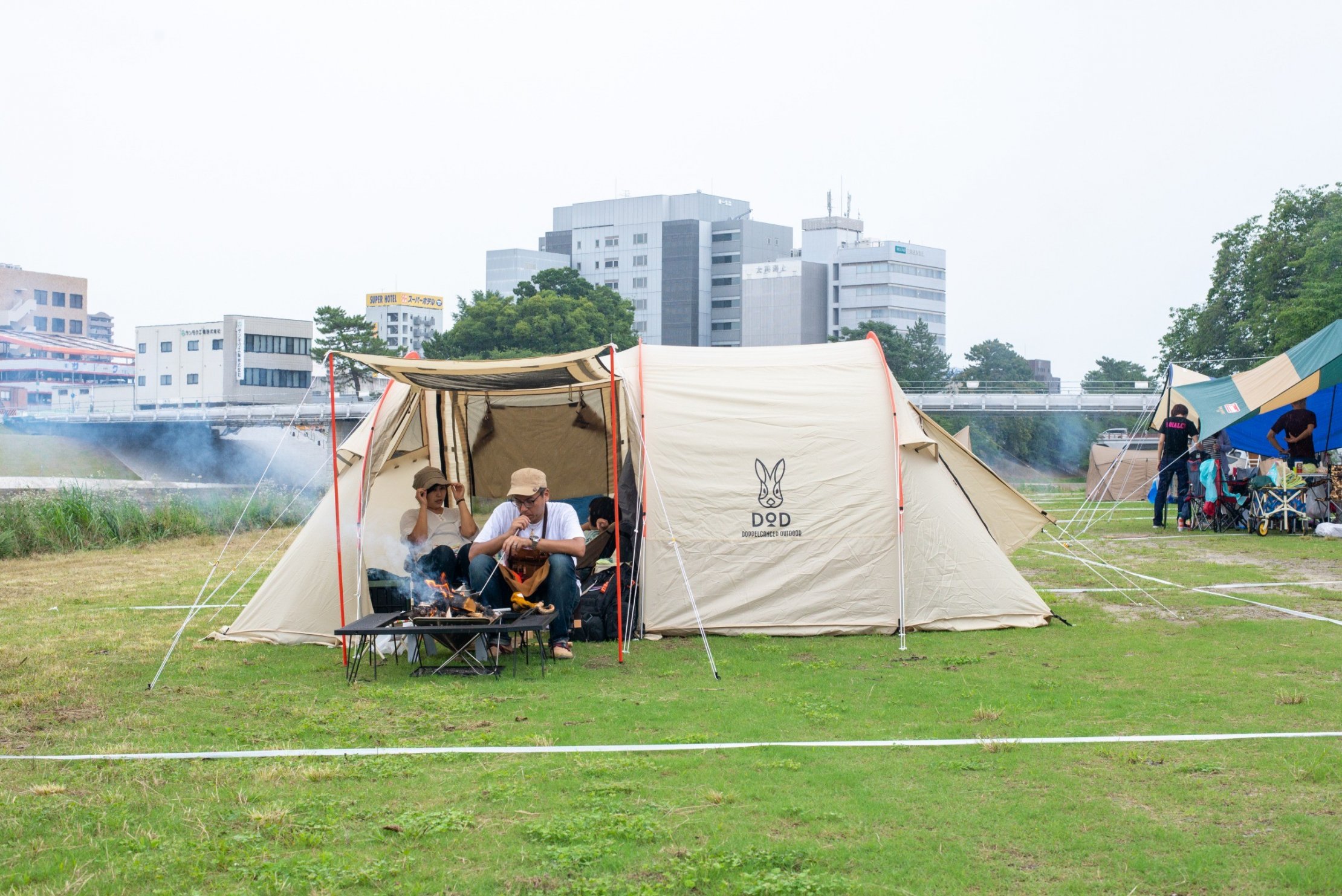 乙川でキャンプをする親子の様子