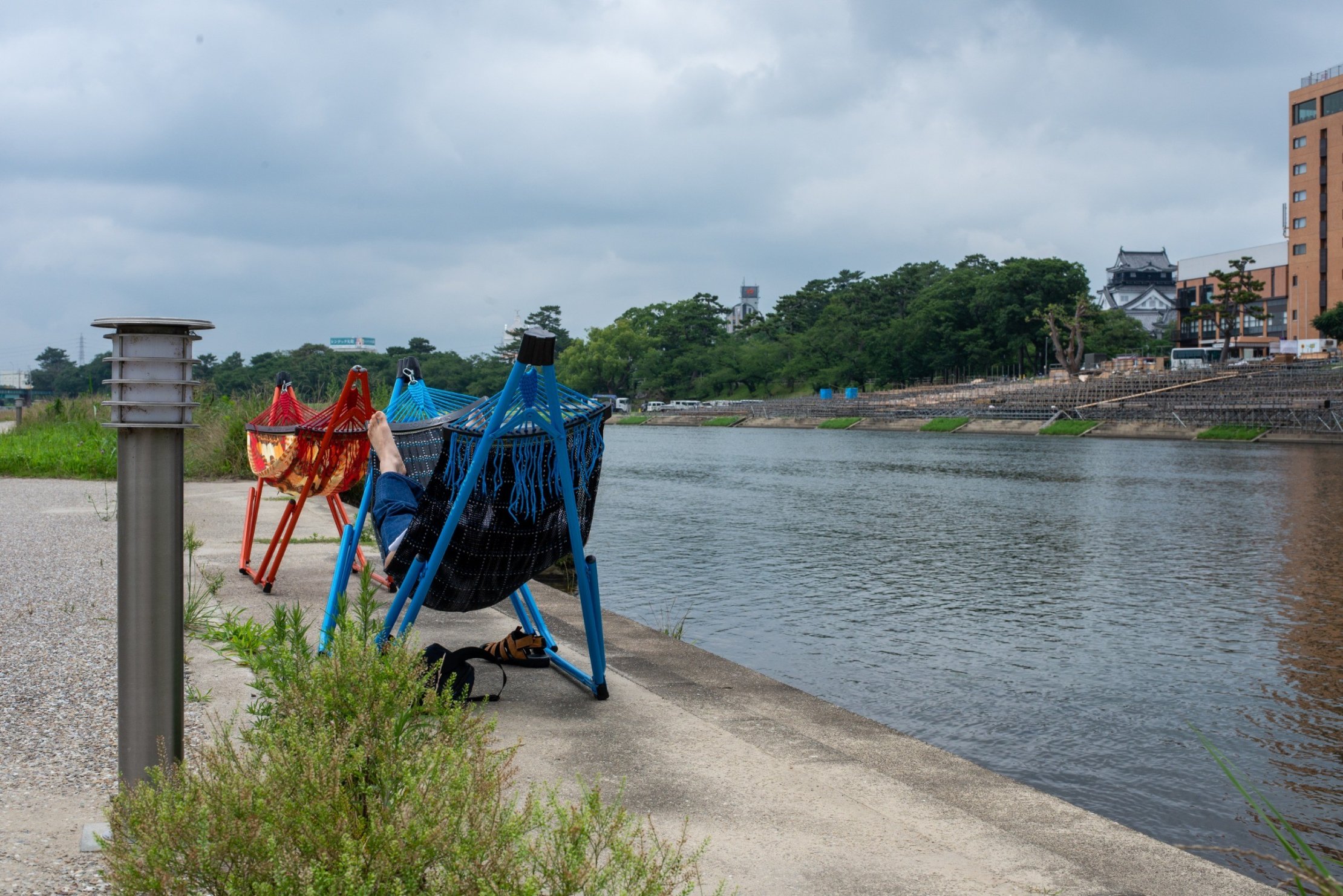 乙川でハンモックで昼寝をする人