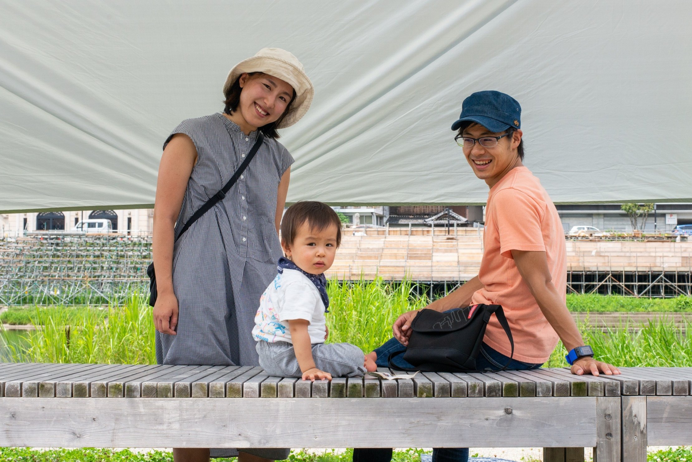 草の縁を楽しむファミリー