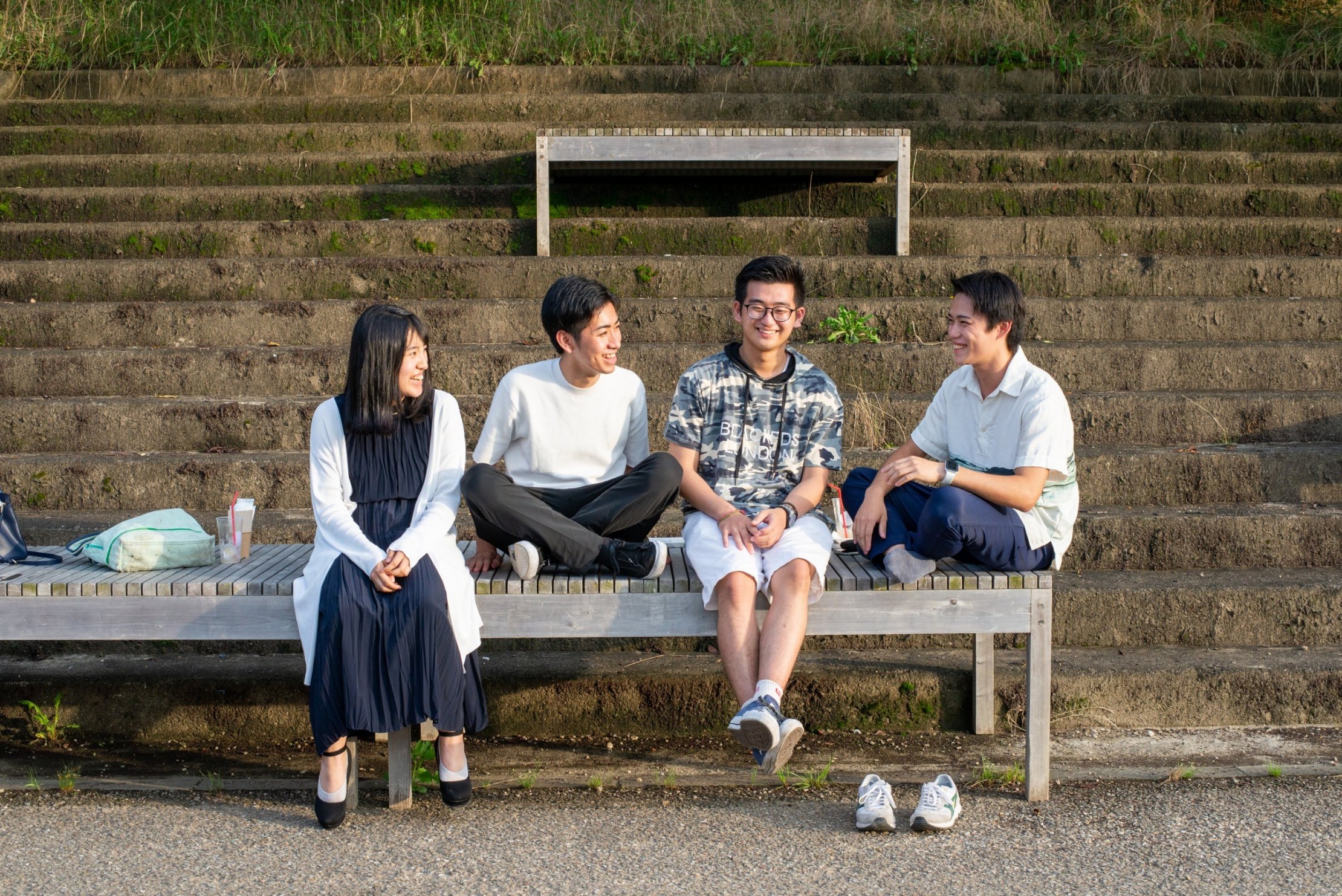 乙床に座る若者たち