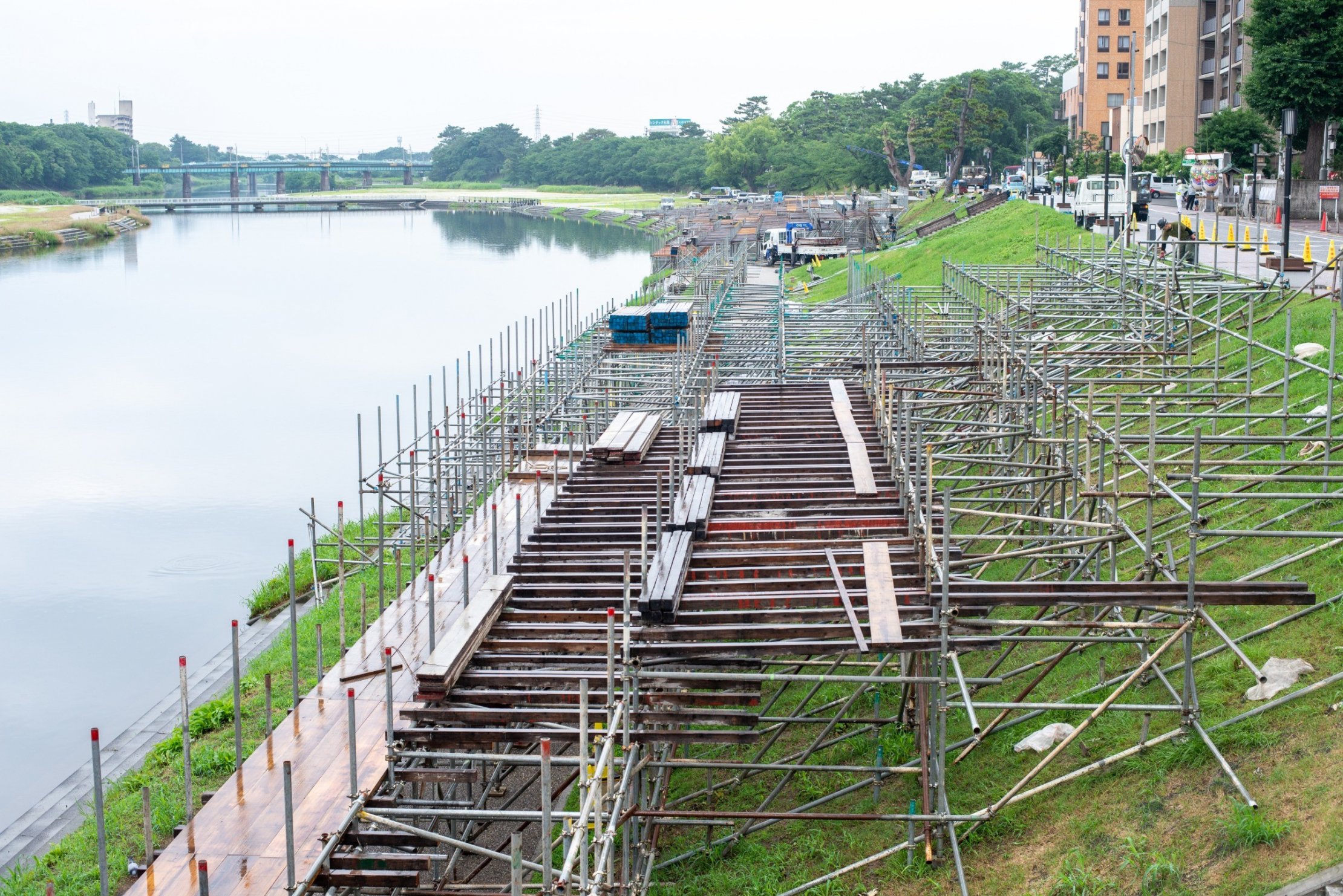花火大会に向けて組み立て中の桟敷席