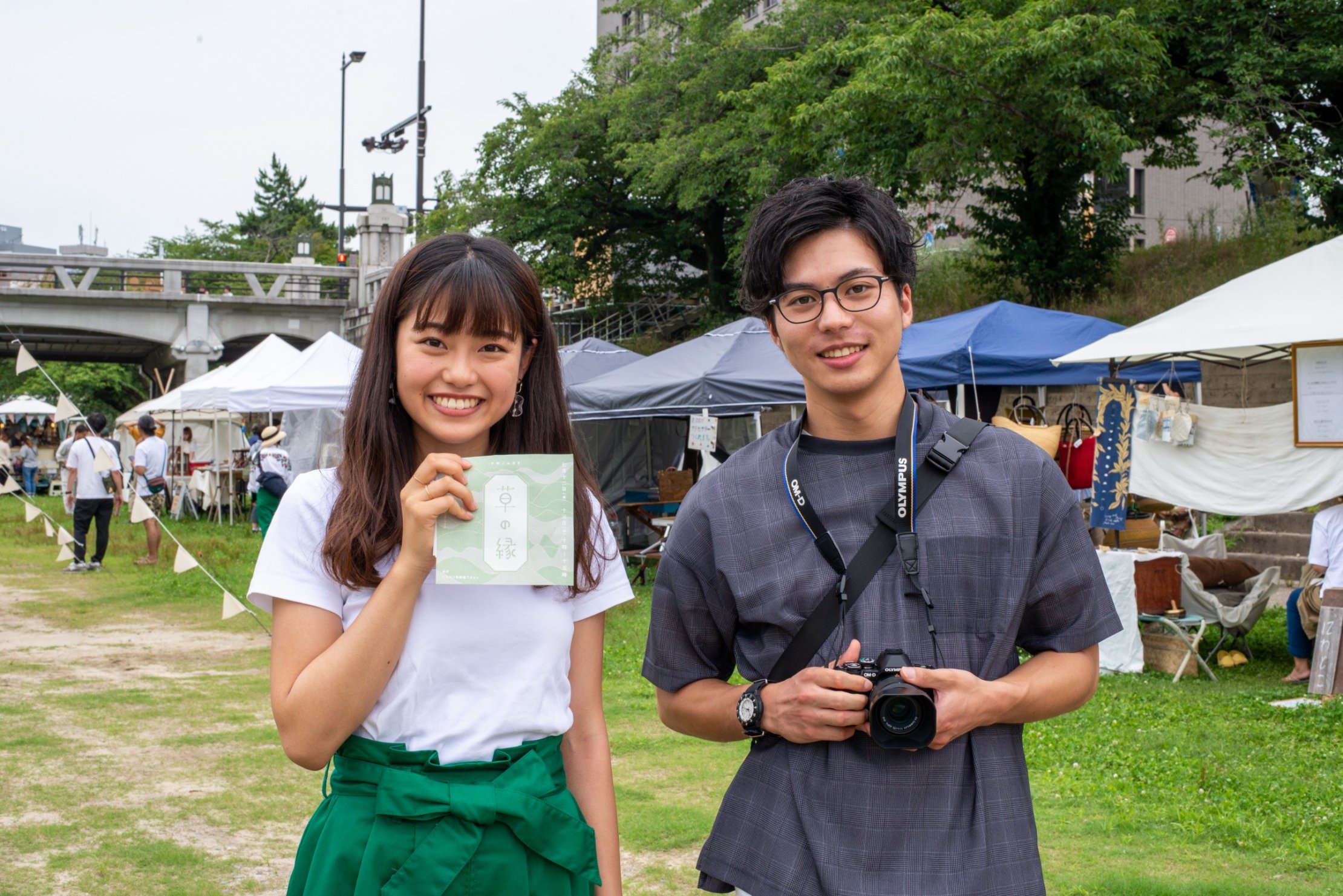 草の縁を楽しむ人々
