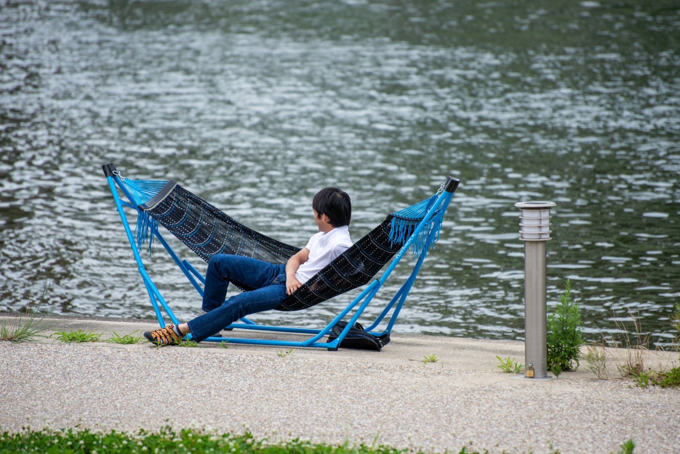 乙川でハンモックで昼寝をする人