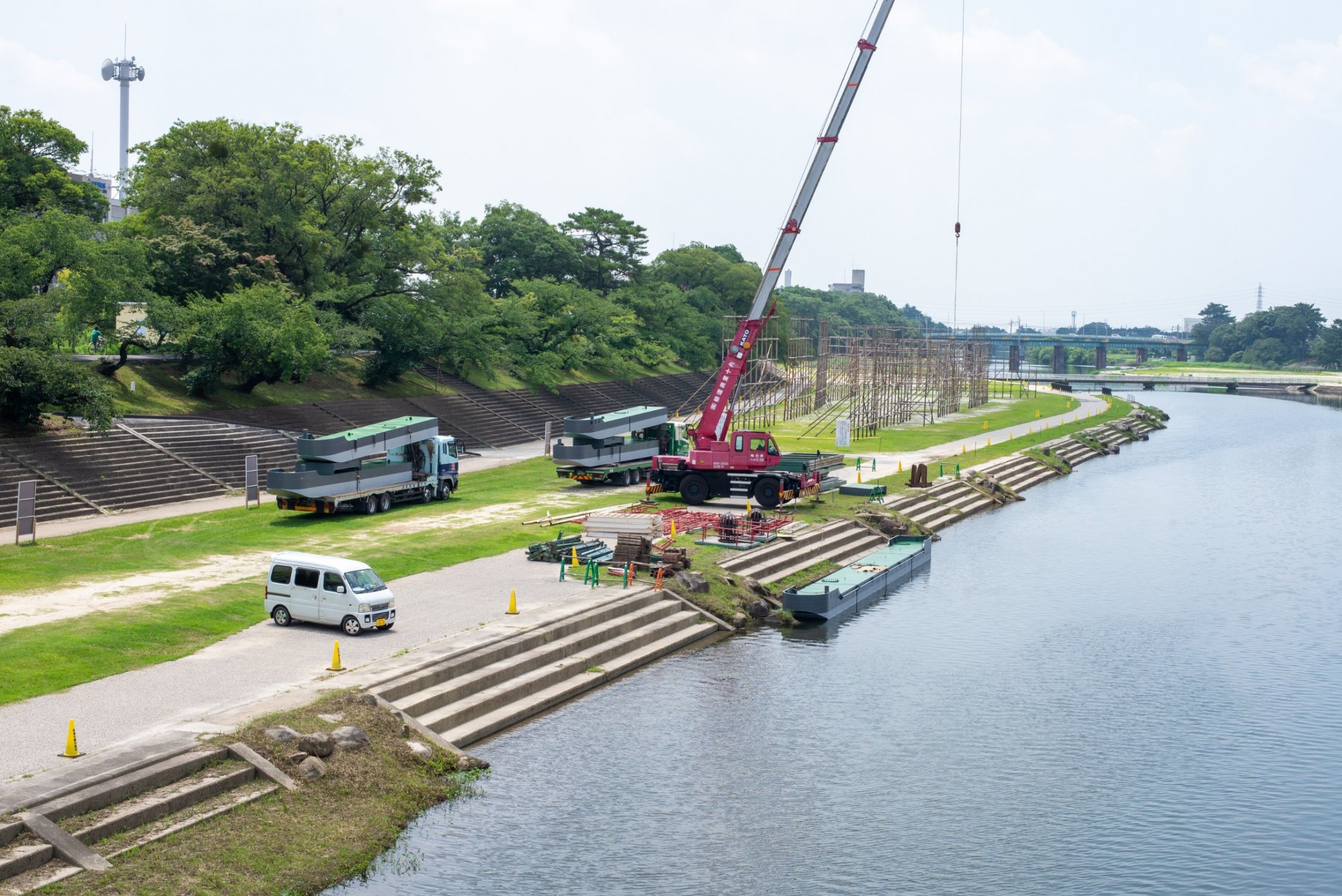 鉾船（ほこぶね）を設営しているところ