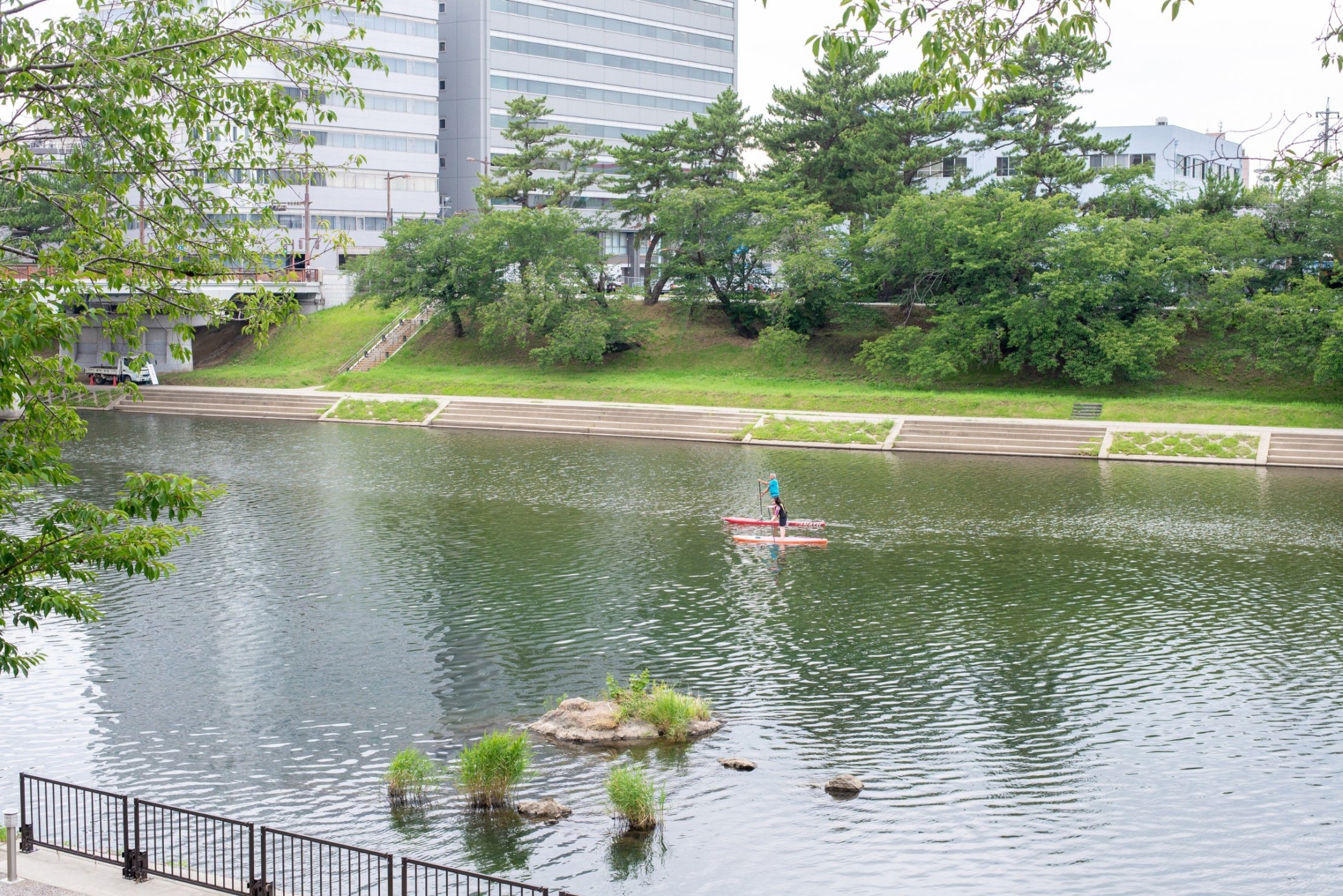 乙川でSUPを楽しむ人たち