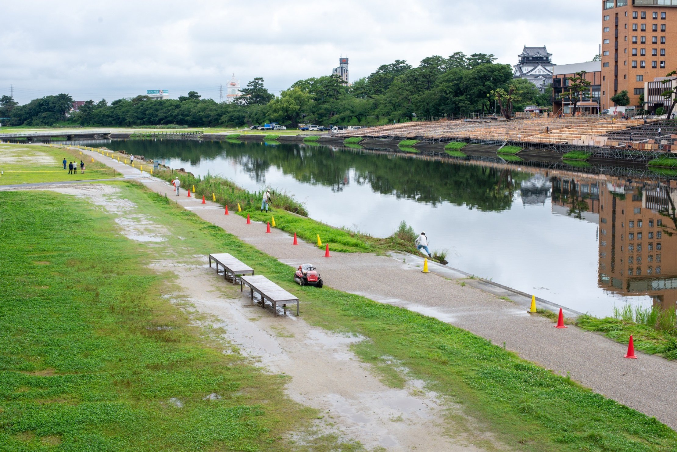 乙川の草刈りの様子