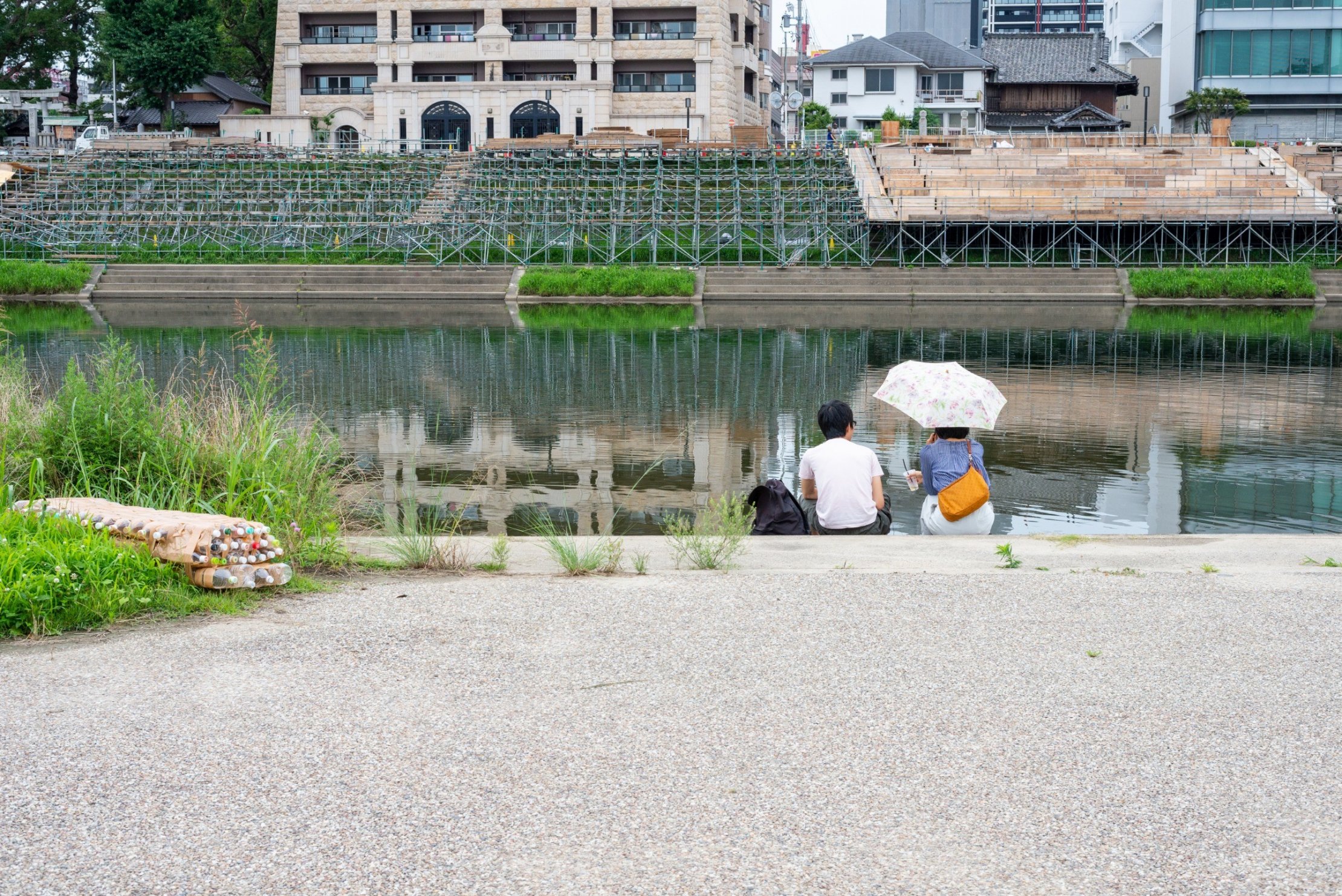 川でくつろぐ人