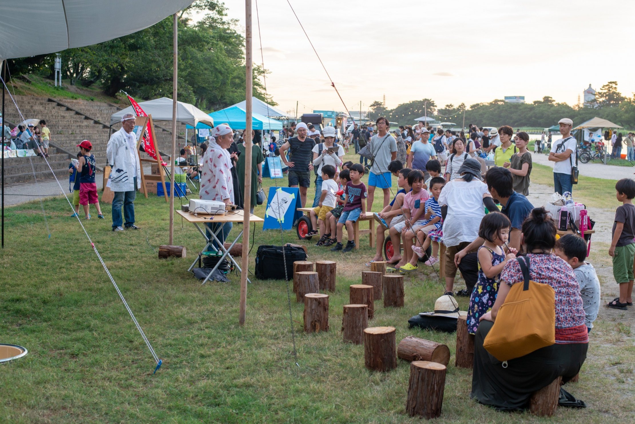 金魚花火の説明をしているところ