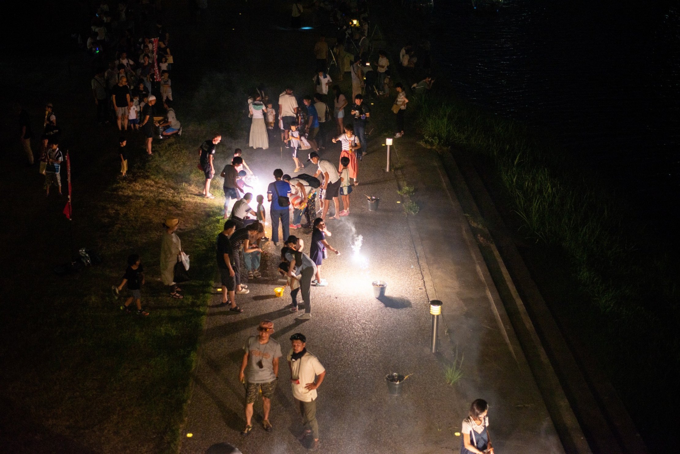 花火を楽しむ人々