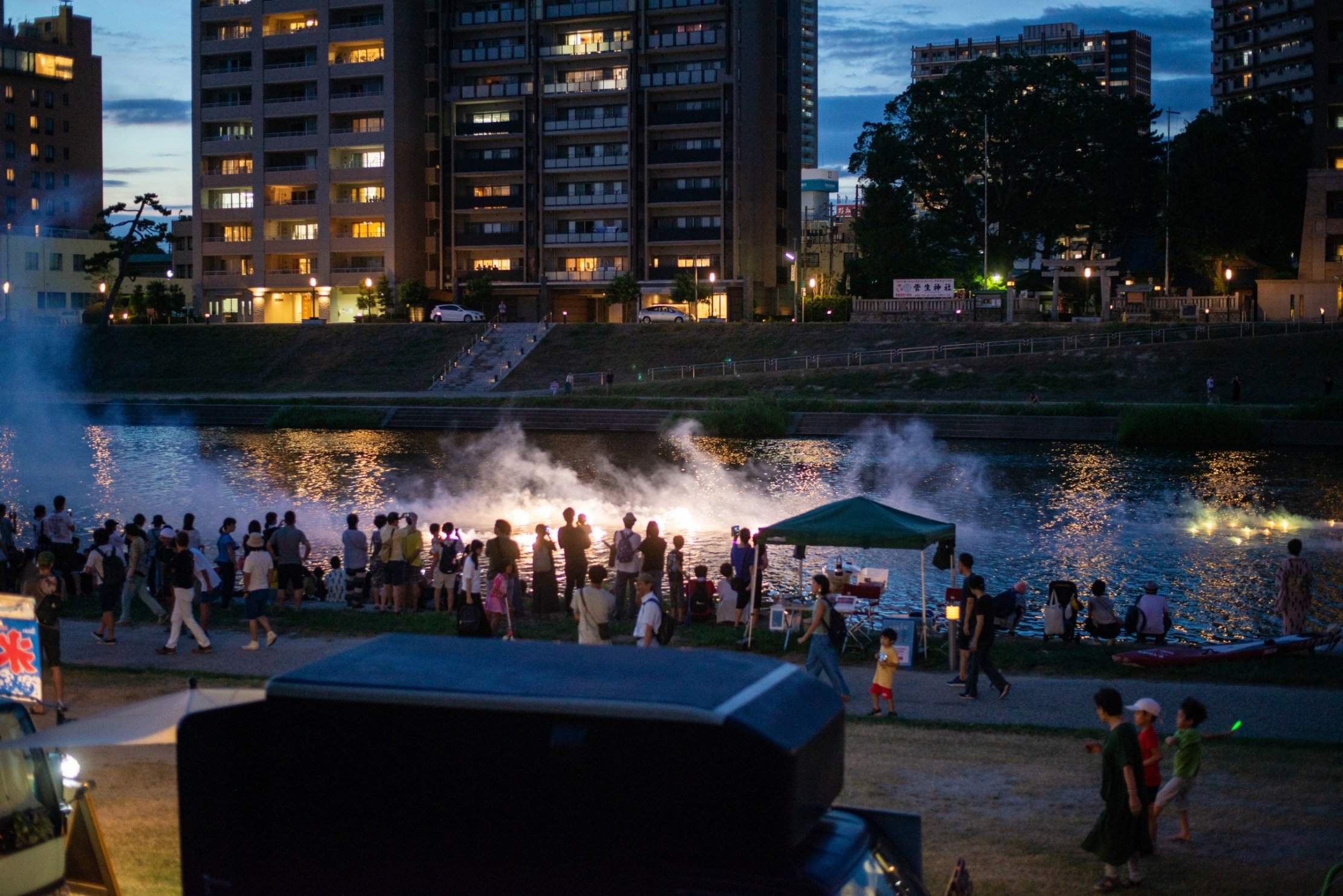 金魚花火と花火を見る人たち