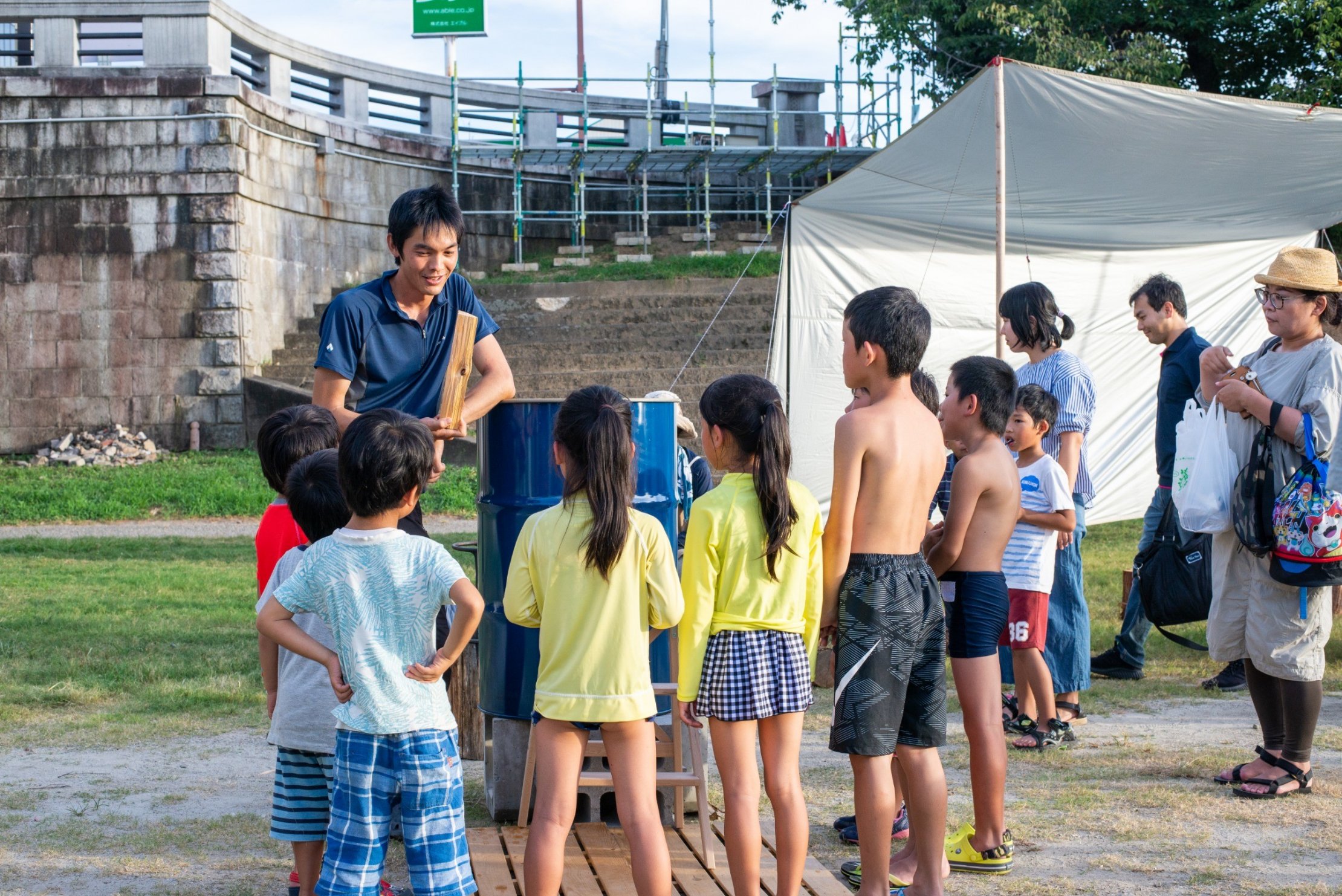 ドラム缶風呂の説明をしている様子