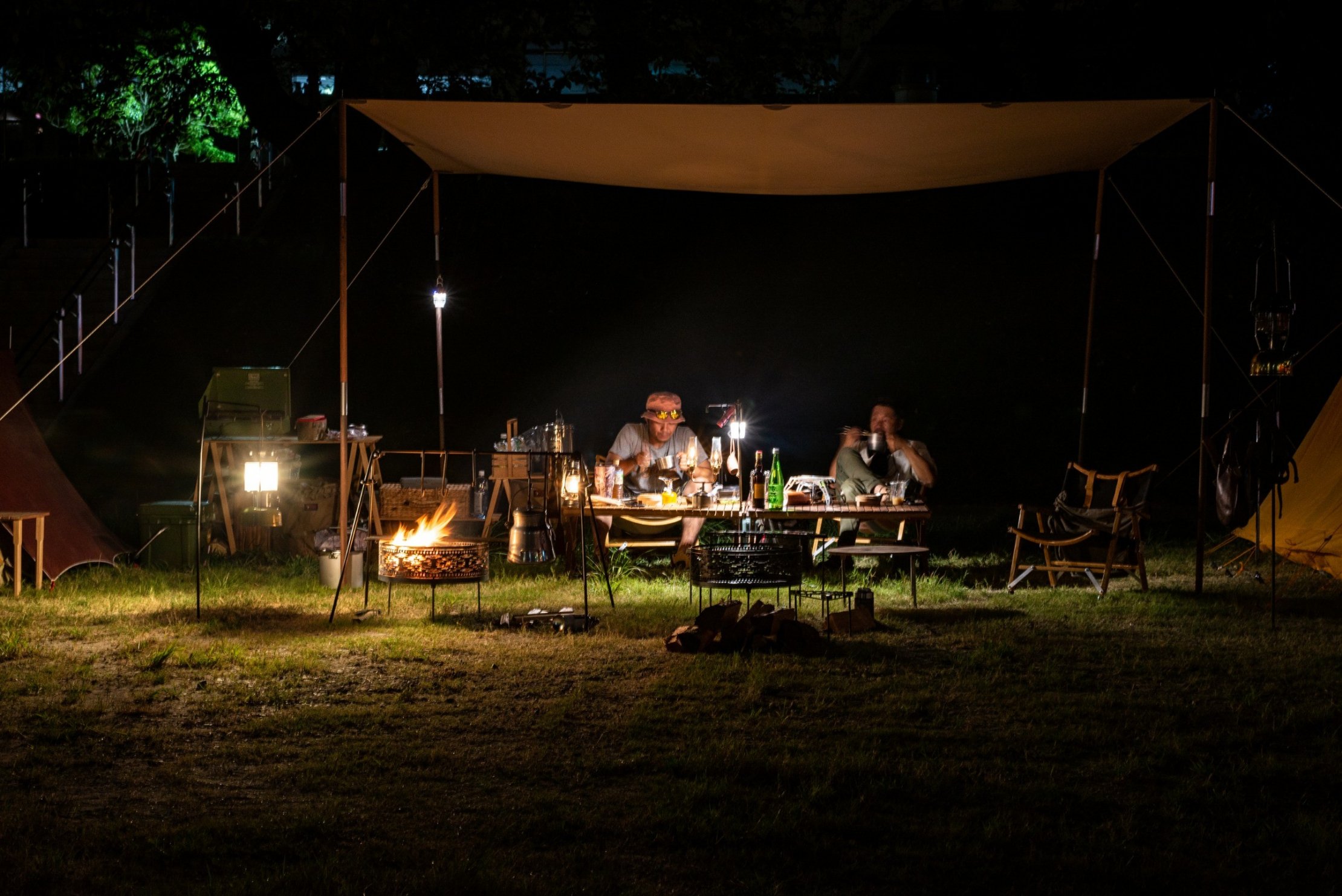 乙川でキャンプを楽しむ様子