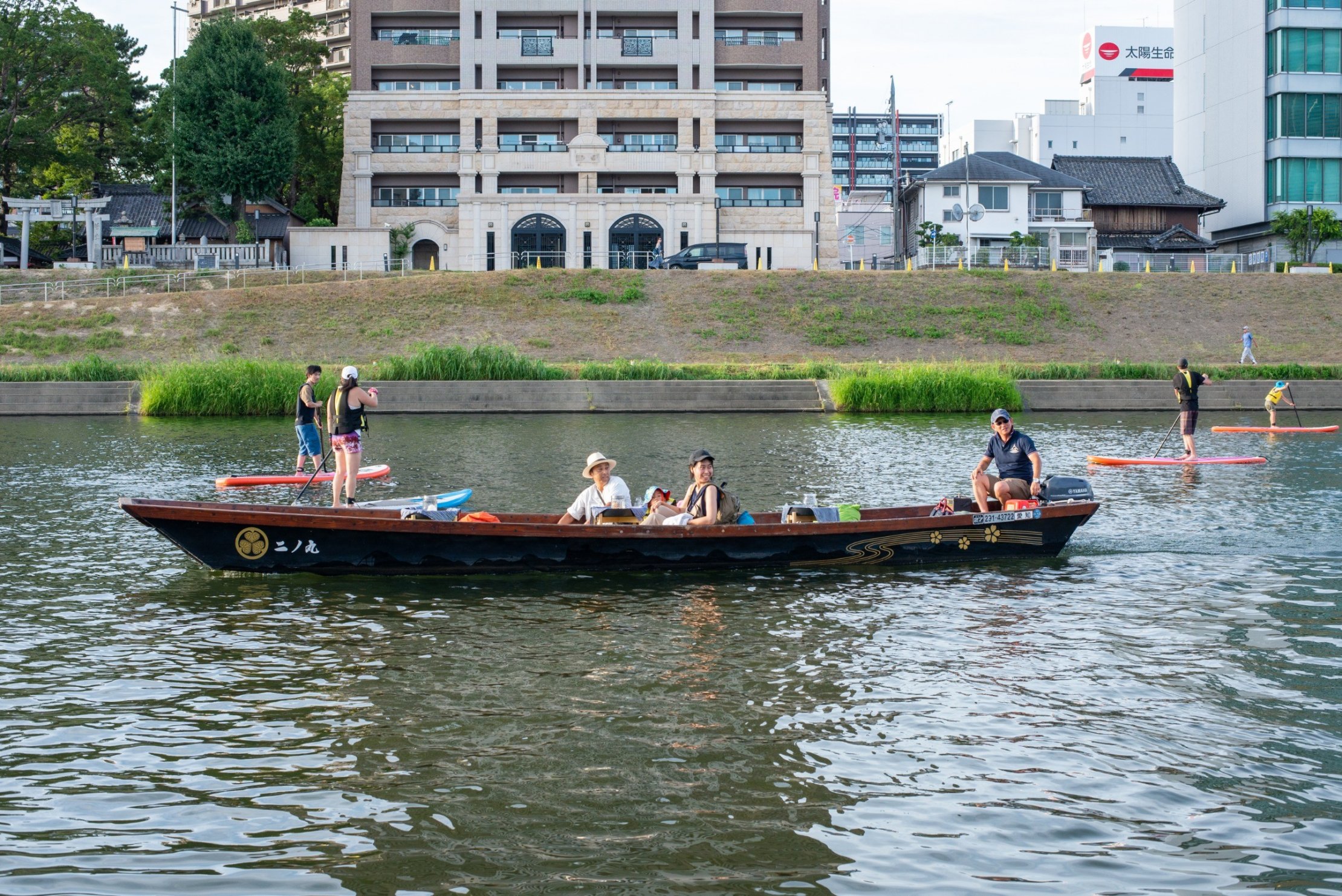 ボートグランピングを楽しむ家族