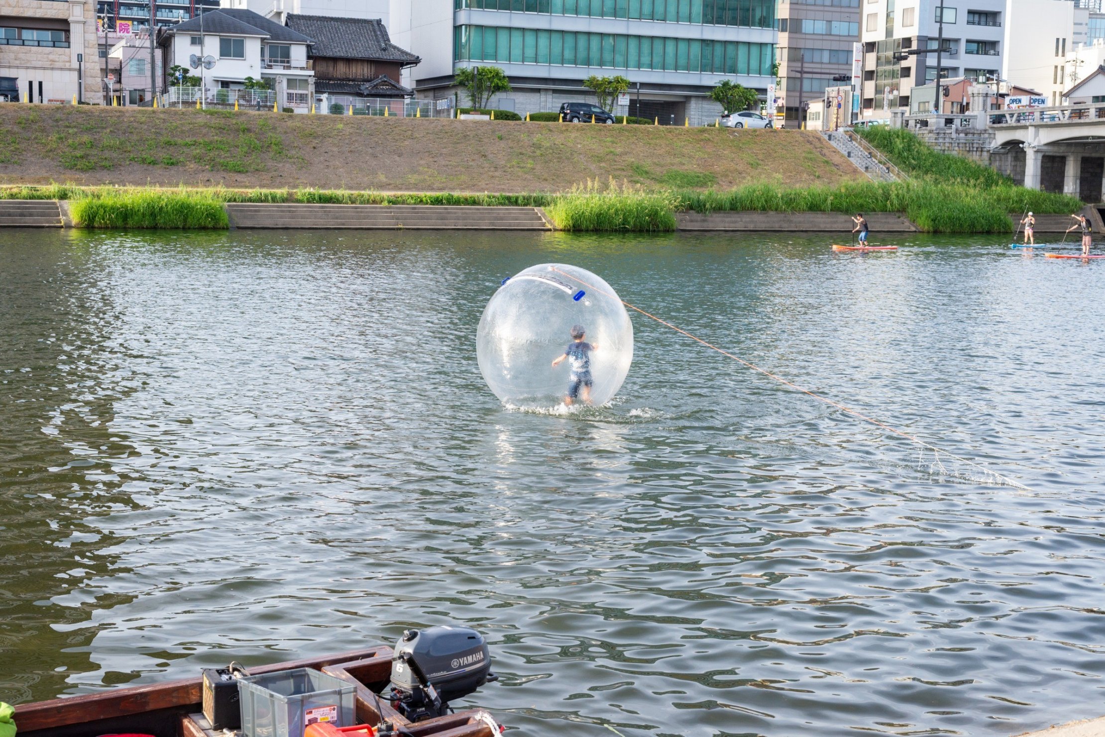 アクアボールで楽しむ子ども