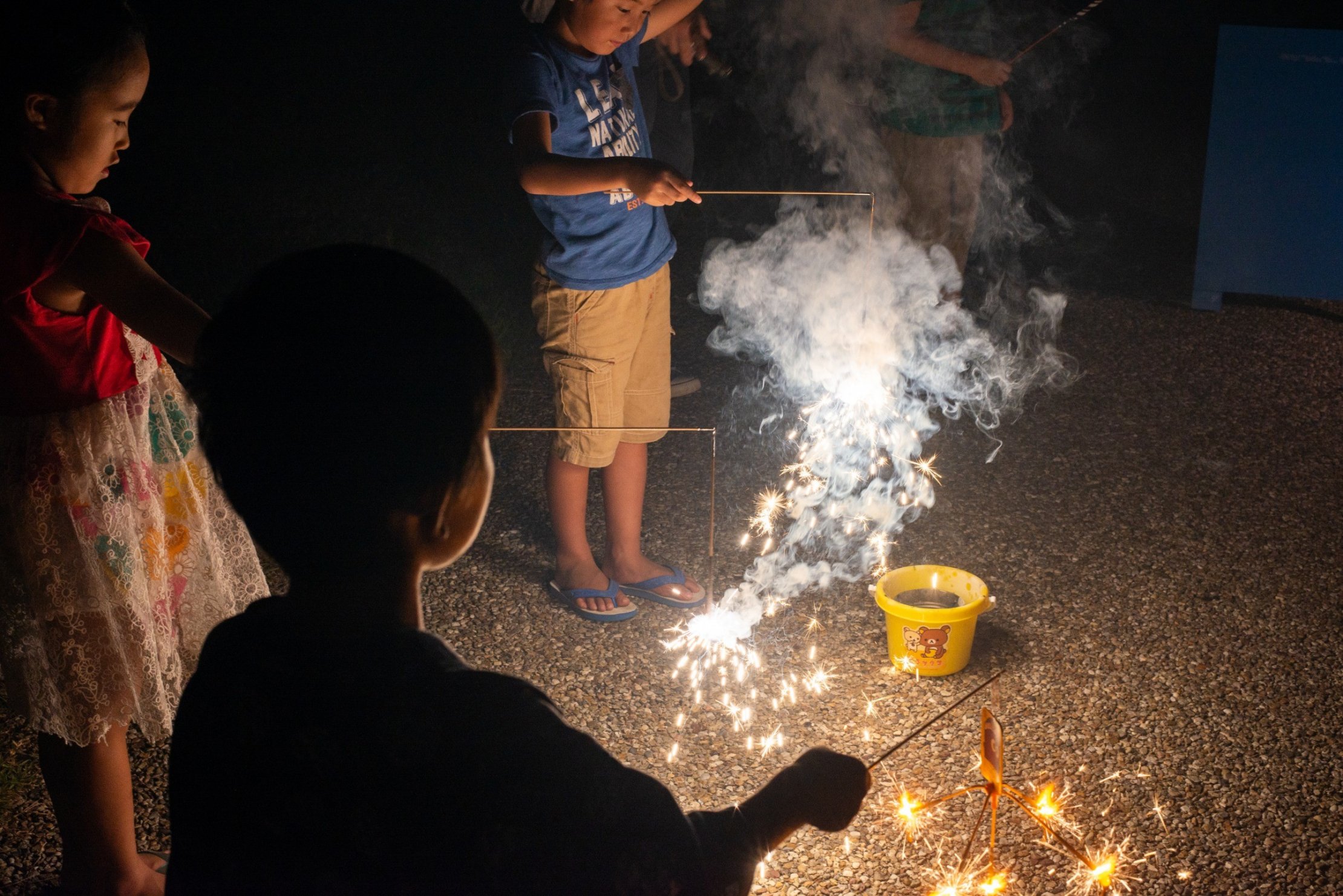 花火を楽しむ子ども