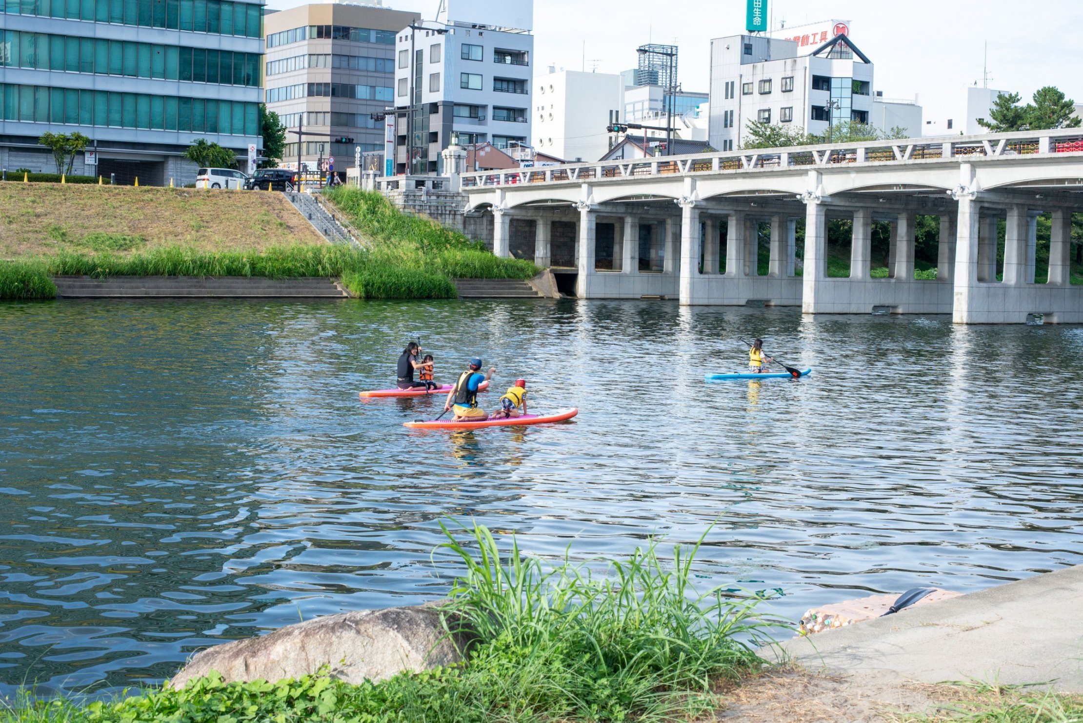 乙川でSUPを楽しむ人々
