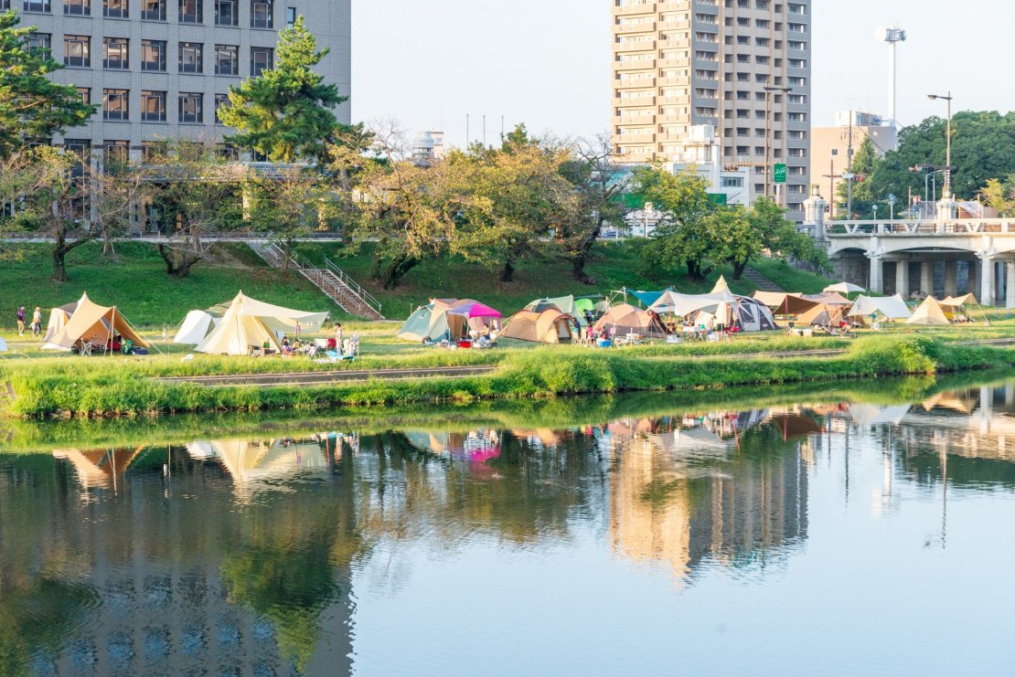 朝の乙川河川敷のキャンプサイト