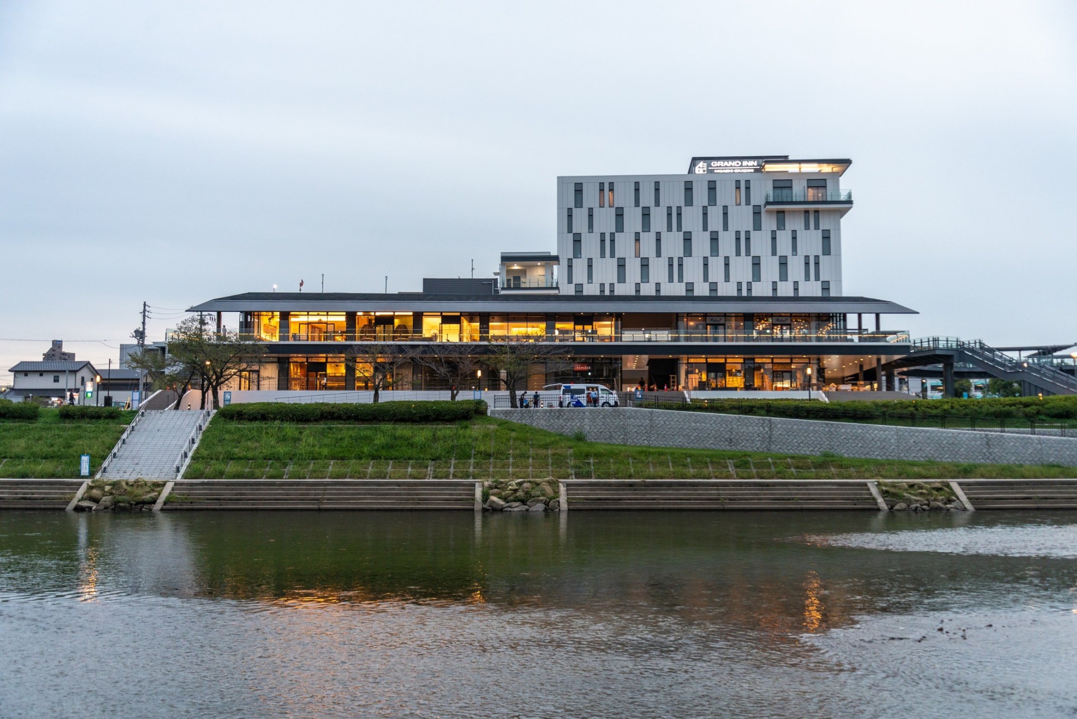 もう間も無くオープンのオト リバーサイドテラス