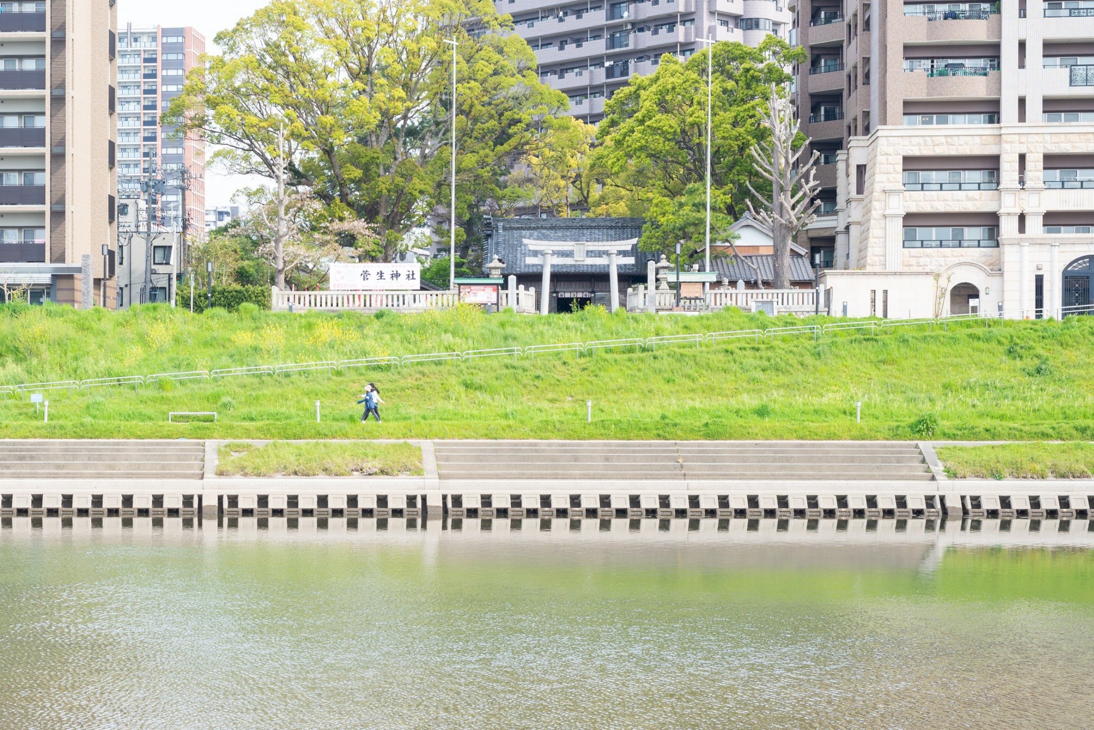 乙川沿いを歩く人