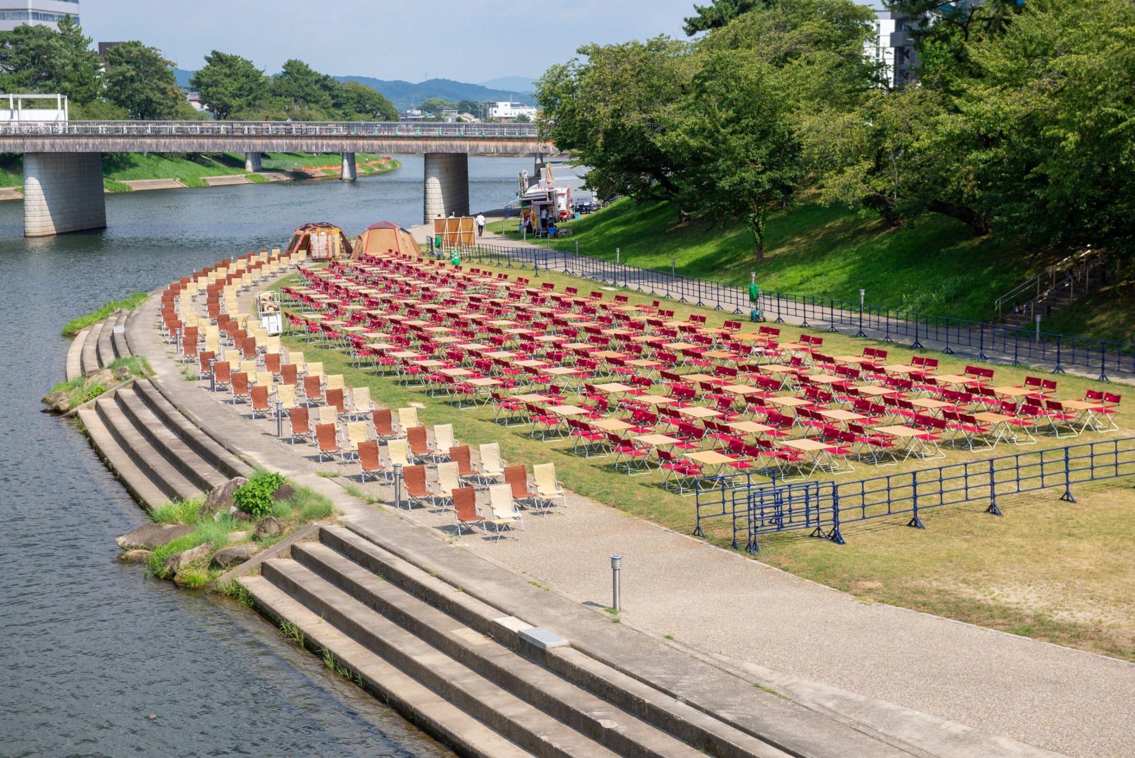 岡崎の花火大会では観覧用に乙川河川敷にスノーピークのテーブル席が用意されます。私たちONE RIVERもその設営のお手伝いをしました。岡崎の花火大会の新しい風景。  | ある日の乙川 | ONE RIVER