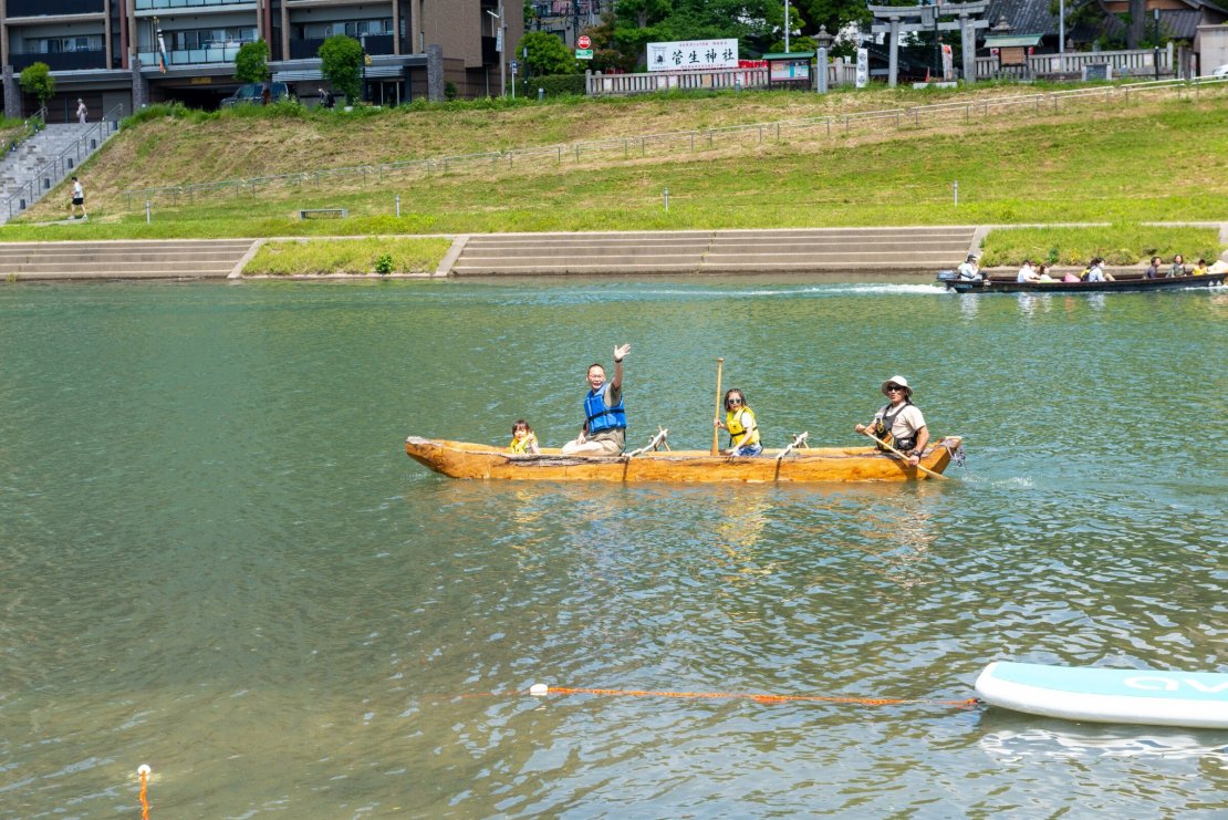 丸木舟「ク.マノ号」で乙川を行く30分の旅