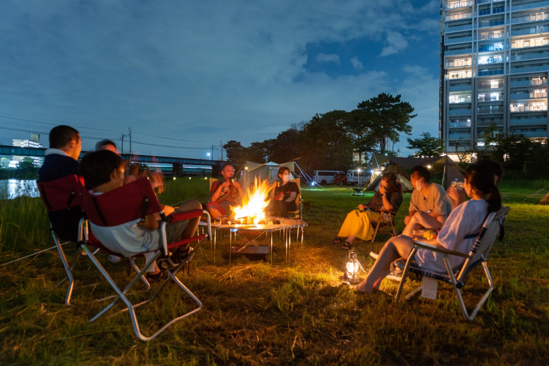 運営スタッフと一緒に焚き火ラウンジ（ドリンク販売あり）