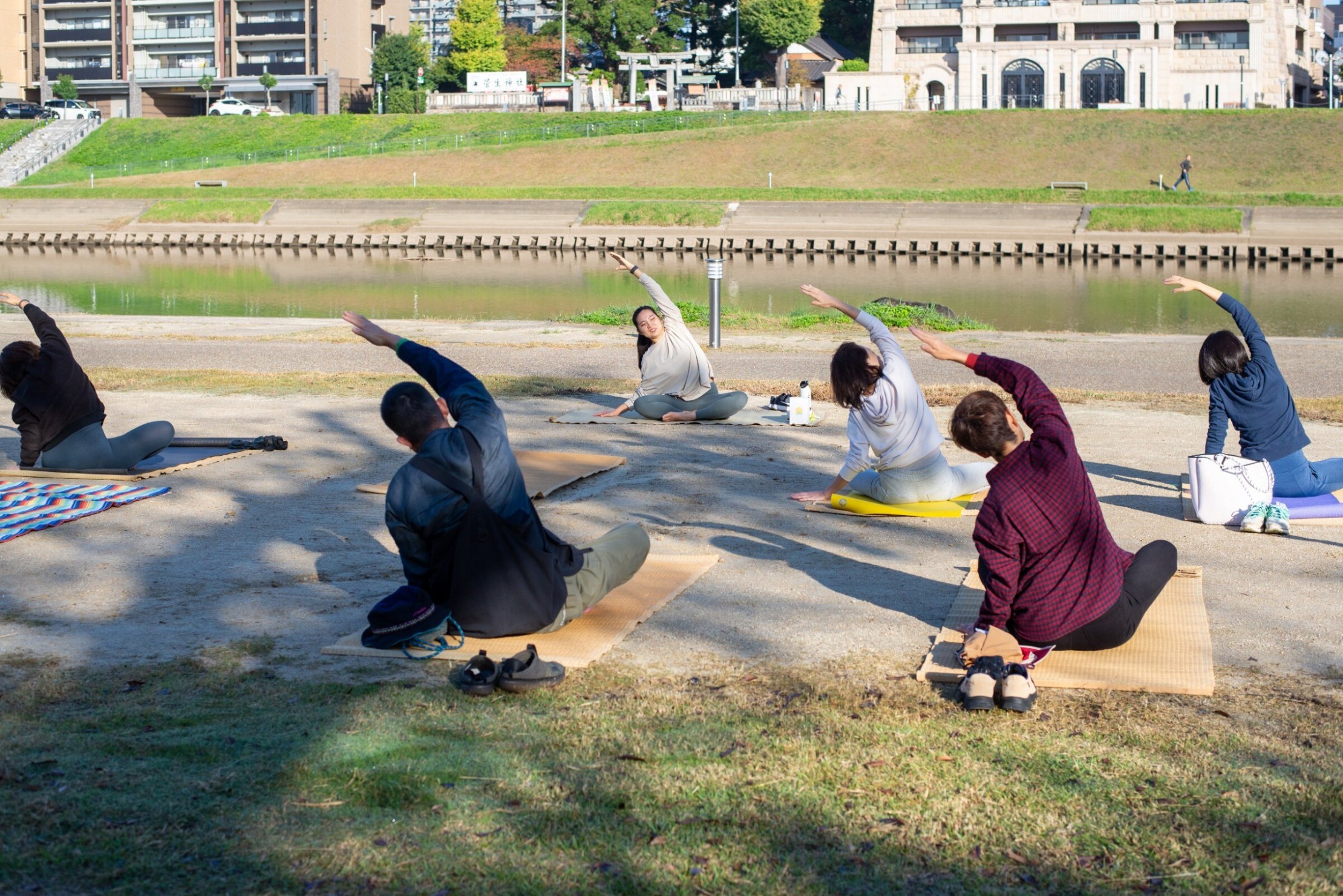 講師の先生によるモーニングヨガ体験