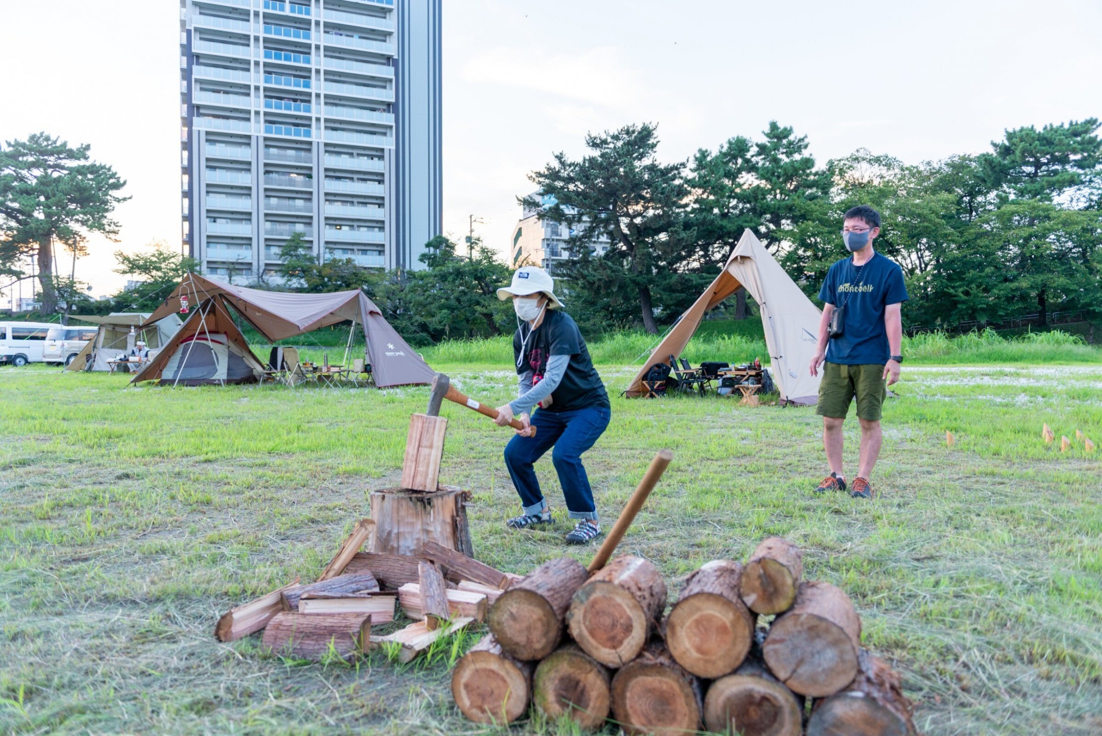 大人も子どもも薪割りチャレンジ！