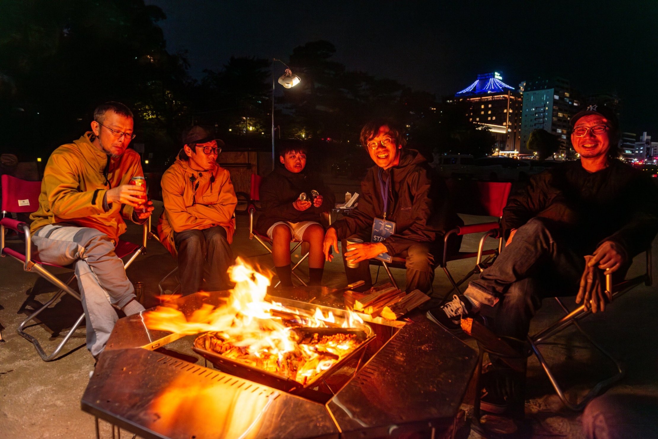 運営スタッフと一緒に焚き火ラウンジ