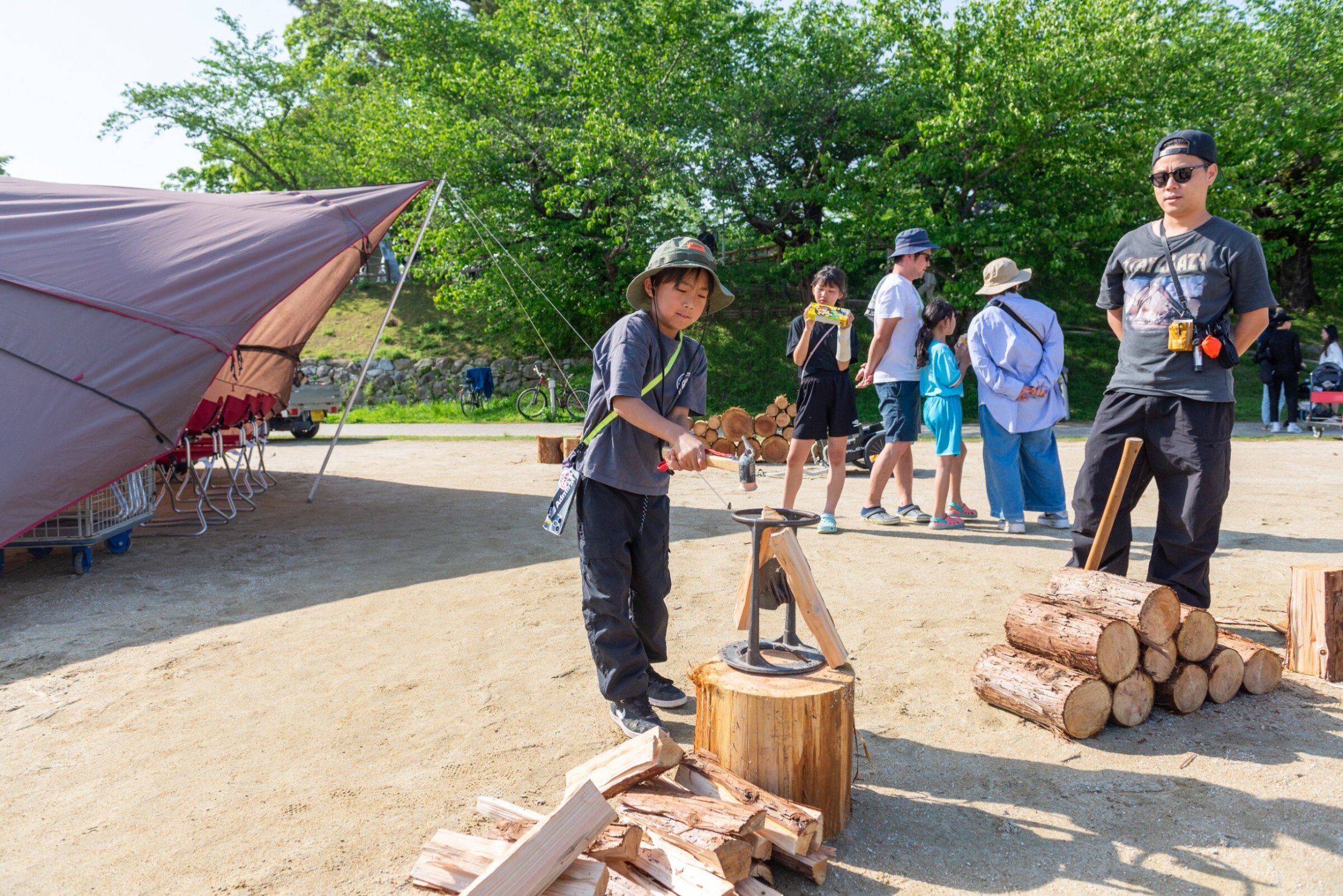 大人も子どもも薪割りチャレンジ！