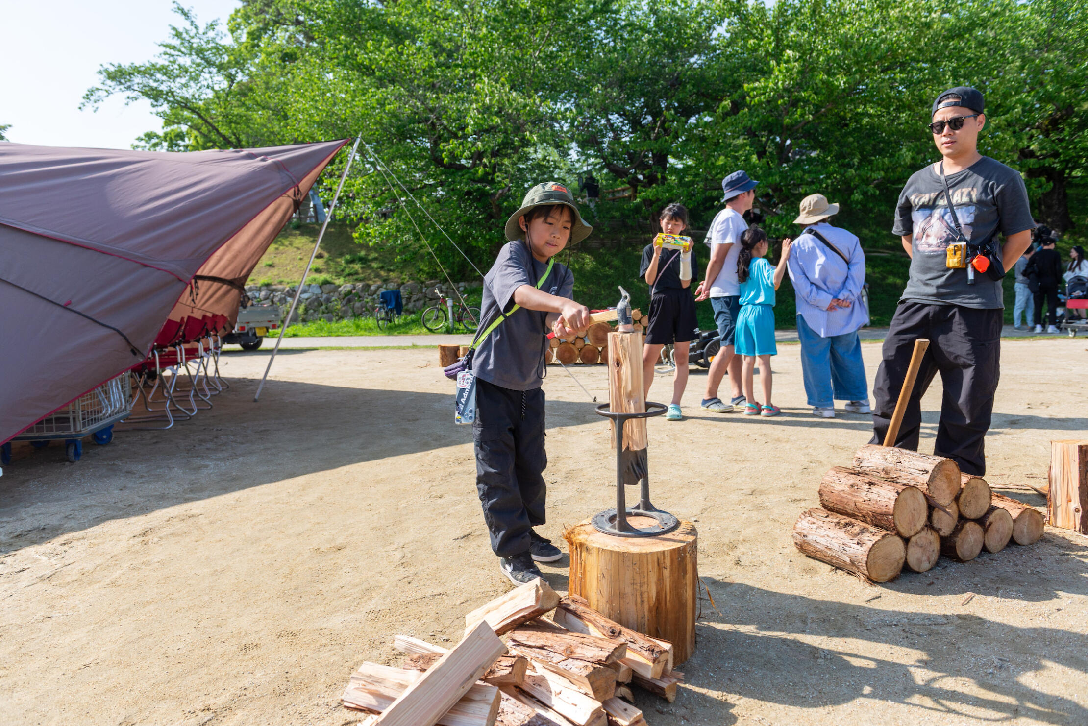 大人も子どもも薪割りチャレンジ！
